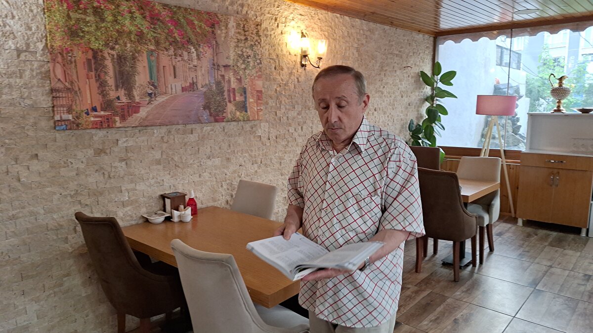 Sınava girecek öğrencilerin ailelerinin tutumunun da çok önemli olduğunu vurgulayan Topçuoğlu, "Ailelere de büyük iş düşüyor. 'Bu sene kazanamadı', 'Ne olacak?' diyerek şartlaşmasınlar." diye konuştu.<br><br>Uzmanlara uyarak sınav öncesi beslenmesine dikkat ettiğini, kafein alımını keserek uykusuna dikkat ettiğini belirten Topçuoğlu, sınav girişlerinde en çok karşılaştığı sorunun sınavda istenen belgelerin unutulması olduğunu, öğrencilere sınavda istenen belgeleri yanlarına almalarını hatırlattı.