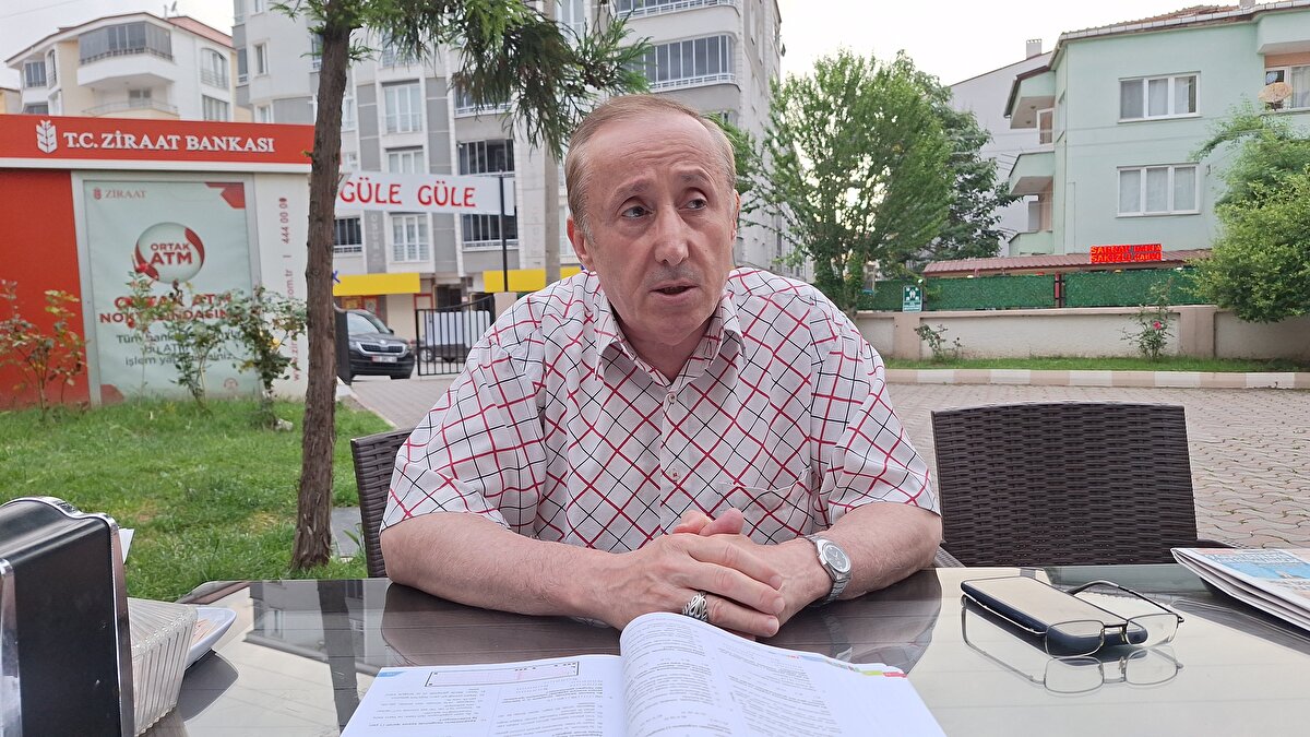 Bafra'da on yıl vekil sınıf öğretmenliği yaptıktan sonra, 13 yıl vekil İngilizce öğretmenliği yaptığını, 4 yıl da özel sürücü kurslarında direksiyon eğitimi verdiğini anlatan Topçuoğlu, emekli olduğunu aktardı.<br><br>