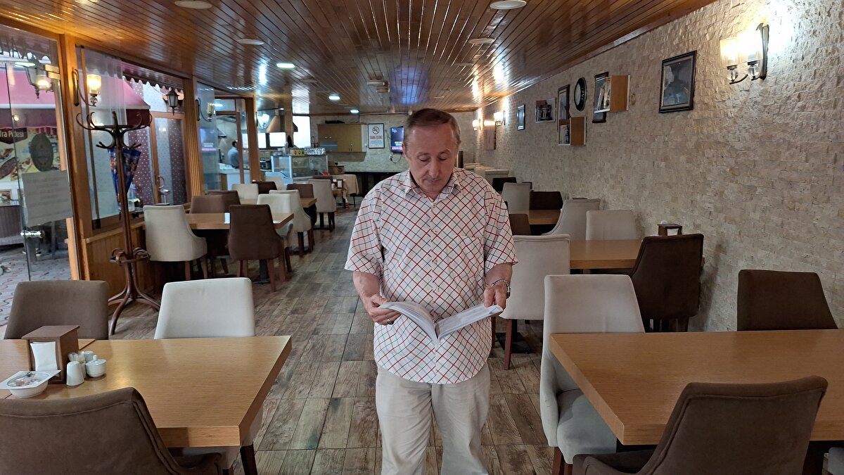 Öğrencilerin olumsuz düşünce ve stresle sınava girmemesi gerektiğini söyleyen Topçuoğlu, şunları dile getirdi:<br><br>"Sakın 'son sınav' diyerek, 'biz kazanamayız' diyerek üzülmesinler. Ben kazanamadım ne oldu, 40 yıldır giriyorum 5 tane de kazandım. Sınava moralsiz girerler, psikolojik olarak 'Ben kazanamayacağım, eyvah ben ne yapacağım?' derlerse bu stresle soruyu çözemeyecekler. Gayet rahat olsunlar, bir gün önce gezsinler sevdikleri müziği dinlesinler. Benim arkadaşlarım üçüncü sene kazandı, doktor oldu. Şu anda sağlık ocağında çalışıyor. Öğrenciler mümkün mertebe dert etmesinler, rahat olsunlar, stres yapmasınlar."