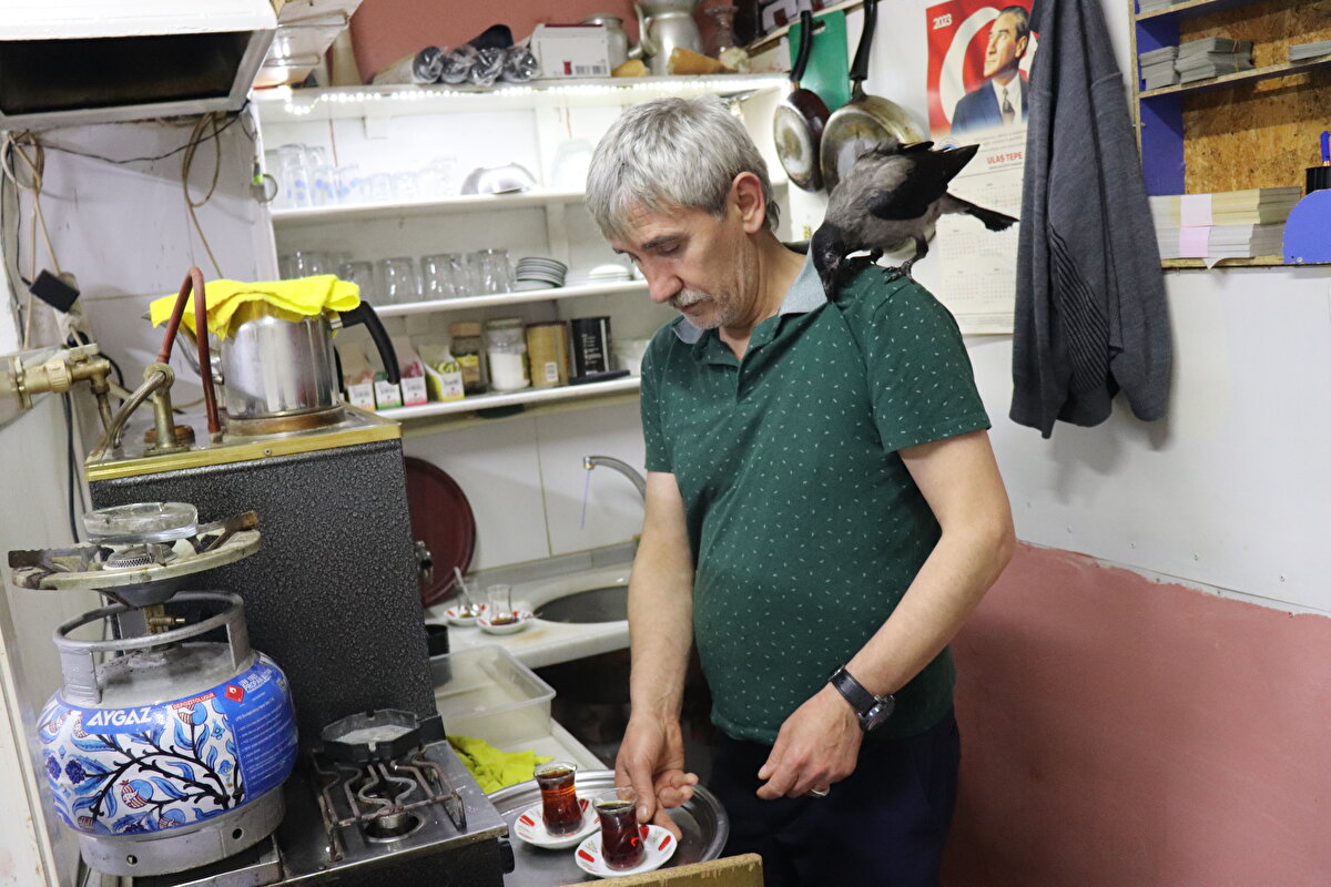 Kaya ile yavru karga arasında geçen 2 aylık süreçte oluşan bağ ise görenlerin dikkatini çekiyor.<br><br>