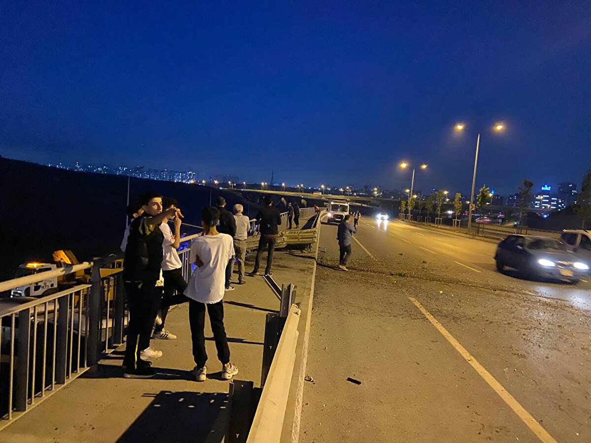 Sürücü kursunda iki yıl ağır vasıta sürüş eğitmenliği yaptığını anlatan Aslantürk, İstanbul'da İETT şoförlerinin kurallara uymadığını ve çok hızlı araç kullandığını öne sürdü.<br><br>