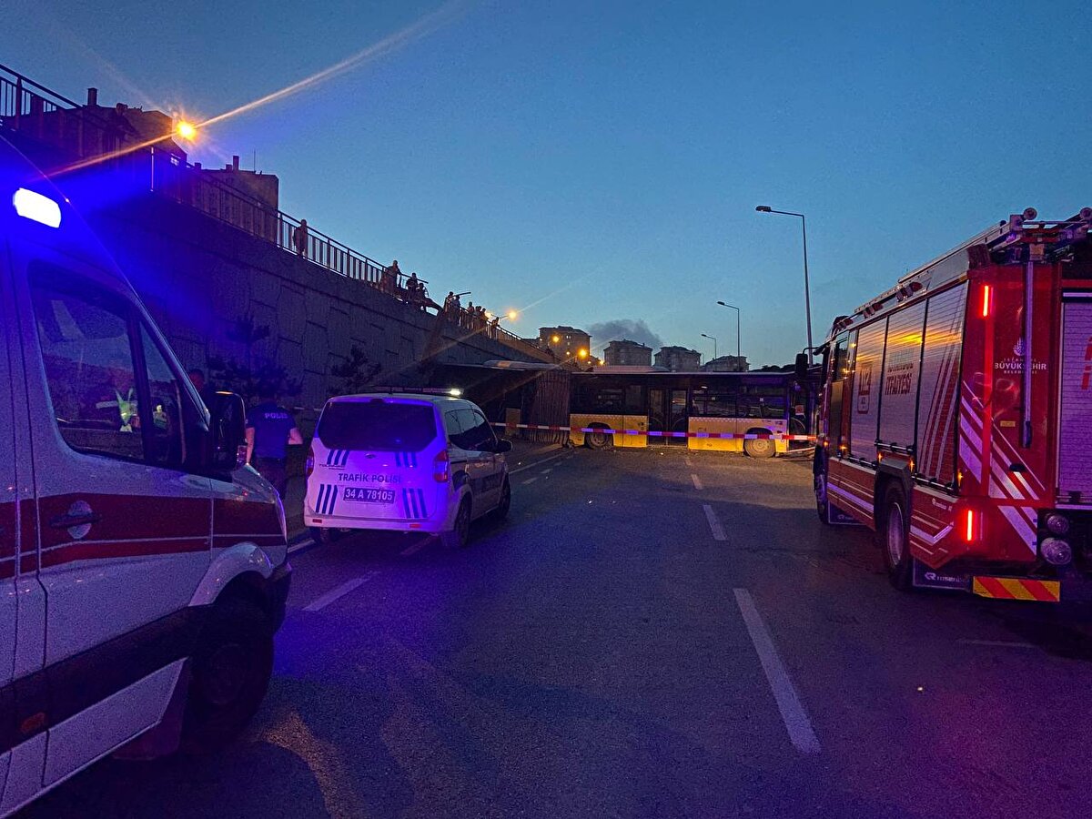 Kazada yaralanan sürücü, sağlık görevlilerince yapılan ilk müdahalenin ardından hastaneye kaldırıldı.<br>