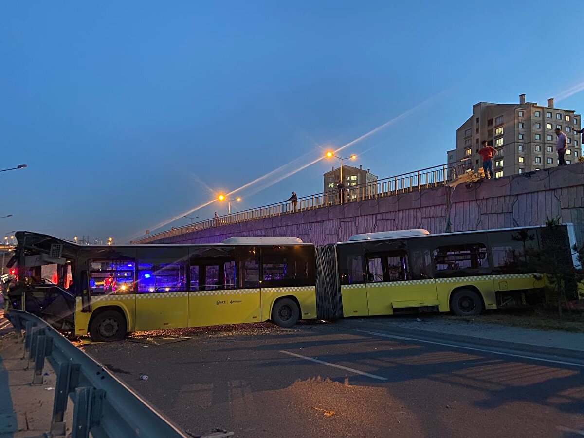 Yol kenarındaki bariyerlere çarpan otobüs, yaklaşık 10 metre aşağıdaki bağlantı yoluna düştü.<br>