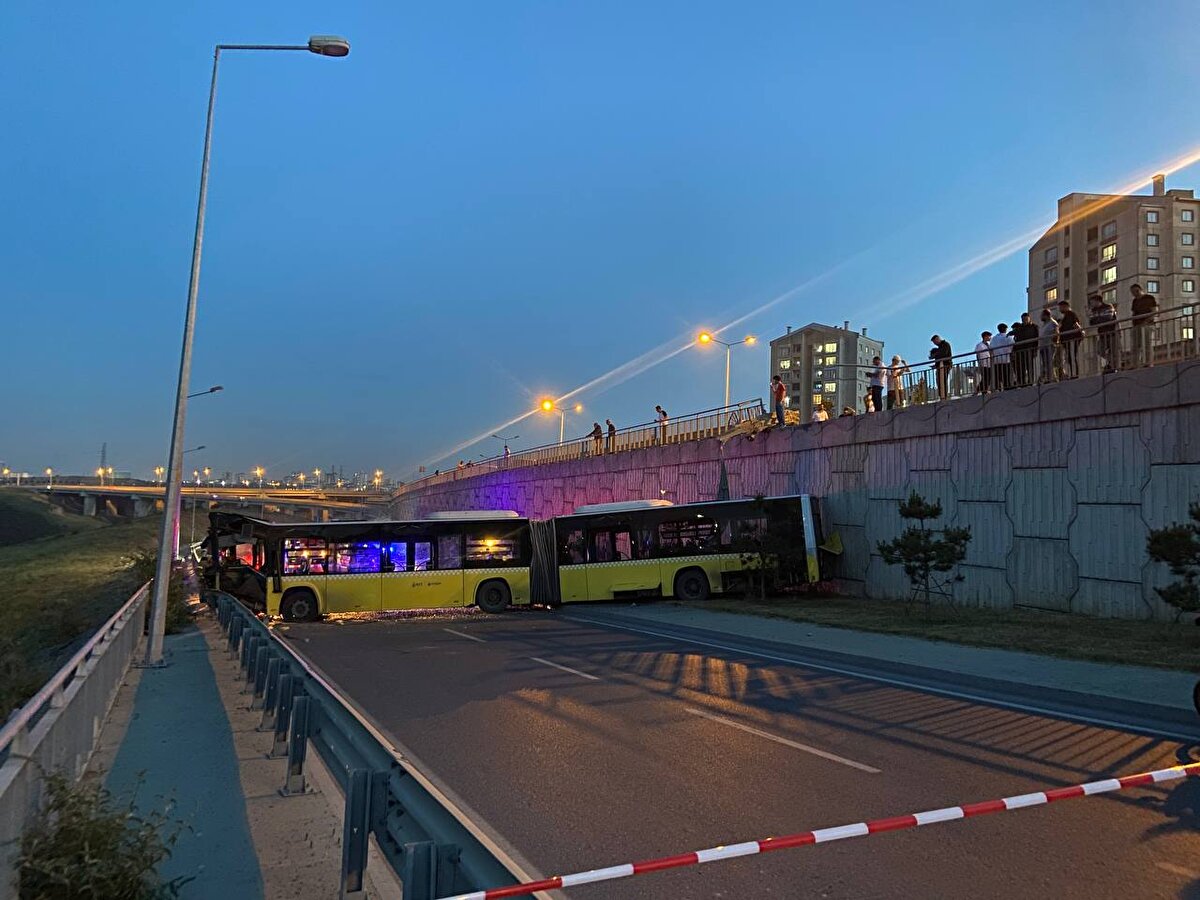 Çevredekilerin ihbarı üzerine bölgeye polis, itfaiye ve sağlık ekipleri sevk edildi.<br>