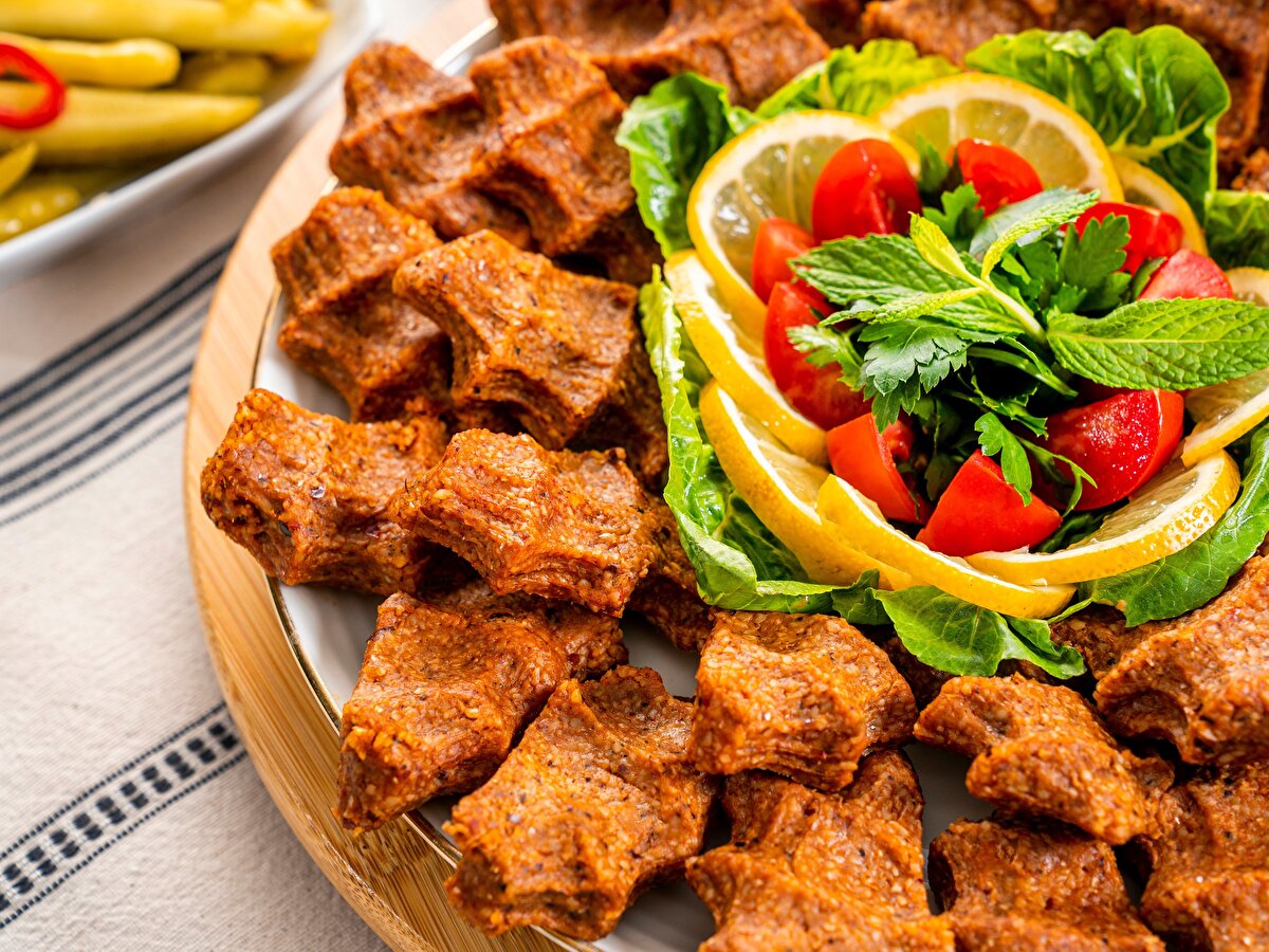 "BİZ ETSİZ ÇİĞ KÖFTE YAPIYORUZ"<br><br>Çiğ Köfte Üreticiler Derneği (ÇİĞ-DER) Genel Sekreteri Mehmet Kamar, “Vedat Bey'in demecini biz de gördük ve açıkçası şaşırdık. Vedat Bey bilmiyorum nerede çiğ köfteyi tüketiyor, buyursun kendisi gelsin ve bünyemizdeki bütün şubelerimizde çiğ köftenin gerçek lezzetini görebilir. Biz etsiz çiğ köfte yapıyoruz çünkü etli çiğ köfte gerçekten sağlığa zararlı. O, özel günlerde tüketilen bir çiğ köfte. Biz ticari çiğ köfte üretiyoruz. Tüm Türkiye'nin dört bir yanına, hatta dünyaya bu lezzeti ulaştırıyoruz. Bu lezzet şu anda dünya mutfağının da vazgeçilmezi haline geldi. Anadolu mutfağı artık dünya mutfağına dönüştü" ifadelerini kullandı.