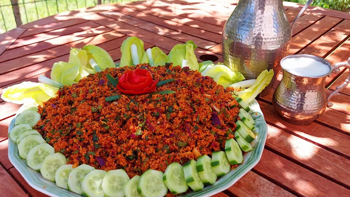 "KISIR VE ÇİĞ KÖFTE ARASINDA DÜNYA KADAR FARK VAR" <br>Uzun yıllardır çiğ köftecilik yapan Yaşar Erol, “Kısırla çiğ köfte arasında dünya kadar fark var. Kısır sadece bulgurla, salçadan karışım olur. Bizim çiğ köfte, isim olarak etsiz çiğ köfte. 32 çeşit baharat karışımı var. Kısır farklı, bu farklı. Hiç kısıra benzer bir hali var mı? Yok. Etli çiğ köfte yapıldığı zaman en az yarım saat içinde tükenmesi lazım. Bu çiğ köftede etli ve etsiz arasında hiçbir fark olmaz. Etli veya etsiz olduğunu ayırmak çok mümkün değilö dedi. 14 yıldır çiğ köftecilik yapan Recep Turcan ise, “Ana menümüz bulgur, ketçap, baharat… Kısır farklı bir şey. Bizimki malzemesi geniş olan bir yiyeceğimiz. Bizimki etsiz çiğ köfte. Etli daha farklı. Onu hemen tüketmeniz gerekiyor. Kısırla hiç uzaktan yakından alakası yok. Kısır farklı bir şey" diye konuştu. <br><br>13 yıldır çiğ köfteci olan Mehmet Kanza da, “Vedat Bey hiç çiğ köfte yememiş, gelsin bir de bizden yesin derim. Bulgur, baharat, ceviz en kaliteli malzemelerle üretildiği için çiğ köfte diye geçiyor. Kısırla bir alakası yok. Etli çiğ köfte hemen zehirleme yapıyor piyasada satmak yasak. Yaptığınız gibi hemen tüketmek zorundasınız" dedi. <br>