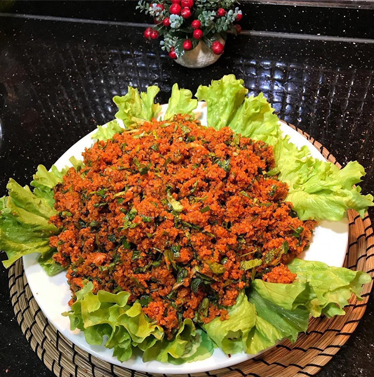 "KISIR ÇİĞ KÖFTEYLE KIYASLANAMAZ"<br>Kamar, “Adıyaman çiğ köftesini kısırla bağlayabilmeniz için uçurum gibi fark var arada. Sıradan bir vatandaş bile kısırla çiğ köfteyi ayırt edebilir. Yasal olarak da etli çiğ köftenin satışı yasak çünkü sağlıklı değil. Eti alıp hemen tüketirseniz sıkıntı yok. Biz ticari çiğ köfte üretiyoruz, şubelere gönderiyoruz. Her yönüyle hijyenik olması lazım. Bundan dolayı da kesinlikle etin olmaması lazım. İlla sağlıksız bir yiyecek yiyeceğim diyorsa, et arıyorum diyorsa bir vatandaş özellikle talep eder. Biz çiğ köfteye sağlık kattık. Çiğ köfteyi tamamen insanların vazgeçilmez lezzeti olacak şekilde ve sağlıklı, hijyenik bir ürün olarak ürettik. Çiğ köfte, yöremizle, ülkemizle özdeşleşen milli bir yiyeceğimiz. Dünyadaki fast food zincirlerinin zincirini kırdık. Öz Anadolu'nun, öz yiyeceği, öz fast food'u çiğ köfteyi tüm halkımıza sunduk. Artık çiğ köfte bir kültür haline geldi. Sadece Anadolu'nun değil, 7 bölgenin yiyeceği haline geldi. Kısır da güzel bir yiyecek ama emin olun çiğ köfteyle kıyaslanamaz" ifadelerini kullandı.