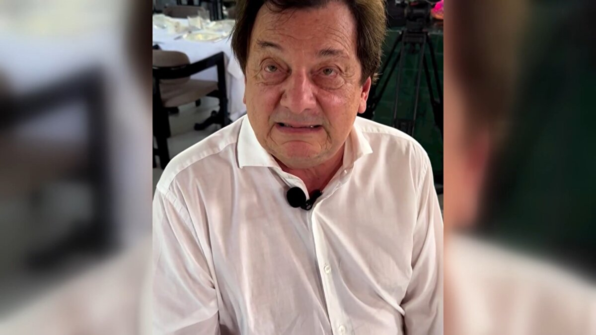 "ÇİĞ KÖFTE DÜNYANIN EN LEZZETLİ SOĞUK MEZELERİNDEN BİR TANESİ"<br><br>Vedat Milor, “Bu güzel bir kısır. Bunun adına çiğ köfte diyorlar. Bu çiğ köfte değil, kısır. İnanılmaz bir şey, çiğ köfte dünyanın en lezzetli soğuk mezelerinden bir tanesi. Bu zaten pişiyor, yoğururken biber ile pişiriyorsun. Bunu bakanlık yasakladı diye yapmıyorlar. İnanılmaz birşey. Ondan sonra da 'Yok başkalarıymış, yok bizi tanıtmıyorlarmış, şuymuş, buymuş' Bizim en büyük düşmanımız kendimiz. İçten vuruluyorsun, hançerleniyorsun. Bunu yasaklamak…Tamam anlıyorum, bakteri ama taze olması lazım. Zaten her yemekte bakteri olabilir. Bunu yasaklamak bence çılgınca bir şey" dedi.