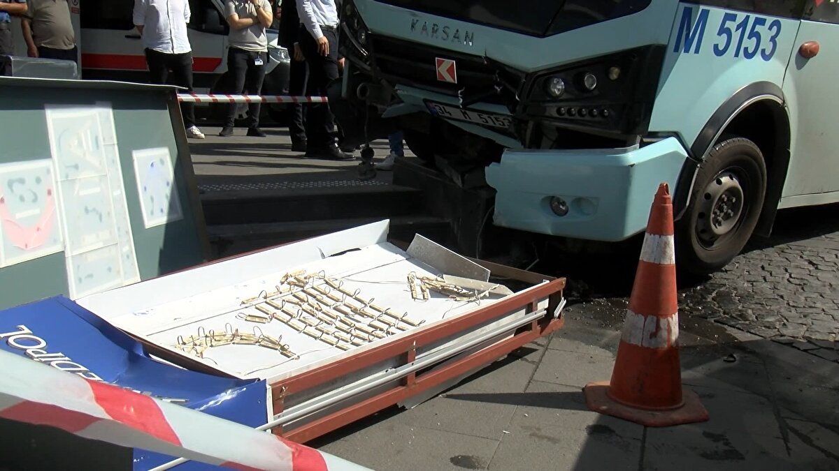 Minibüs özel bir hastanenin acil bölümünün bahçesine daldı.