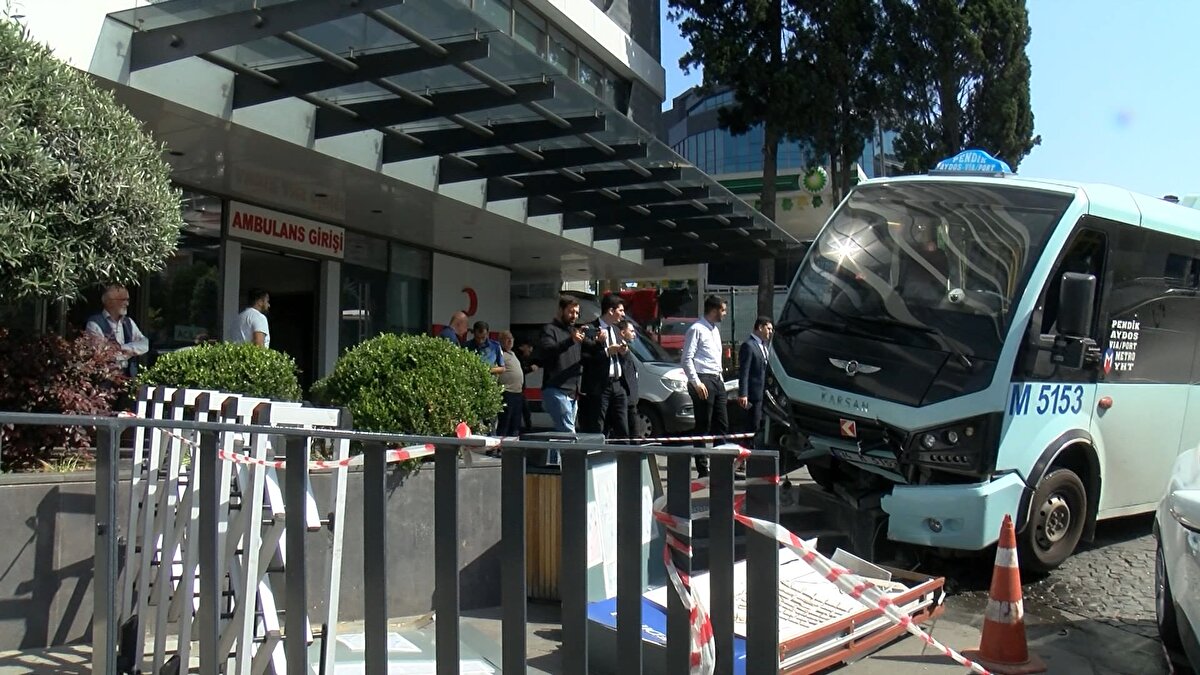 İddiaya göre, Haluk Akyüz yönetimindeki 34 M 5153 plakalı yolcu minibüsünün direksiyon hakimiyetini kaybederek yoldan çıktı.