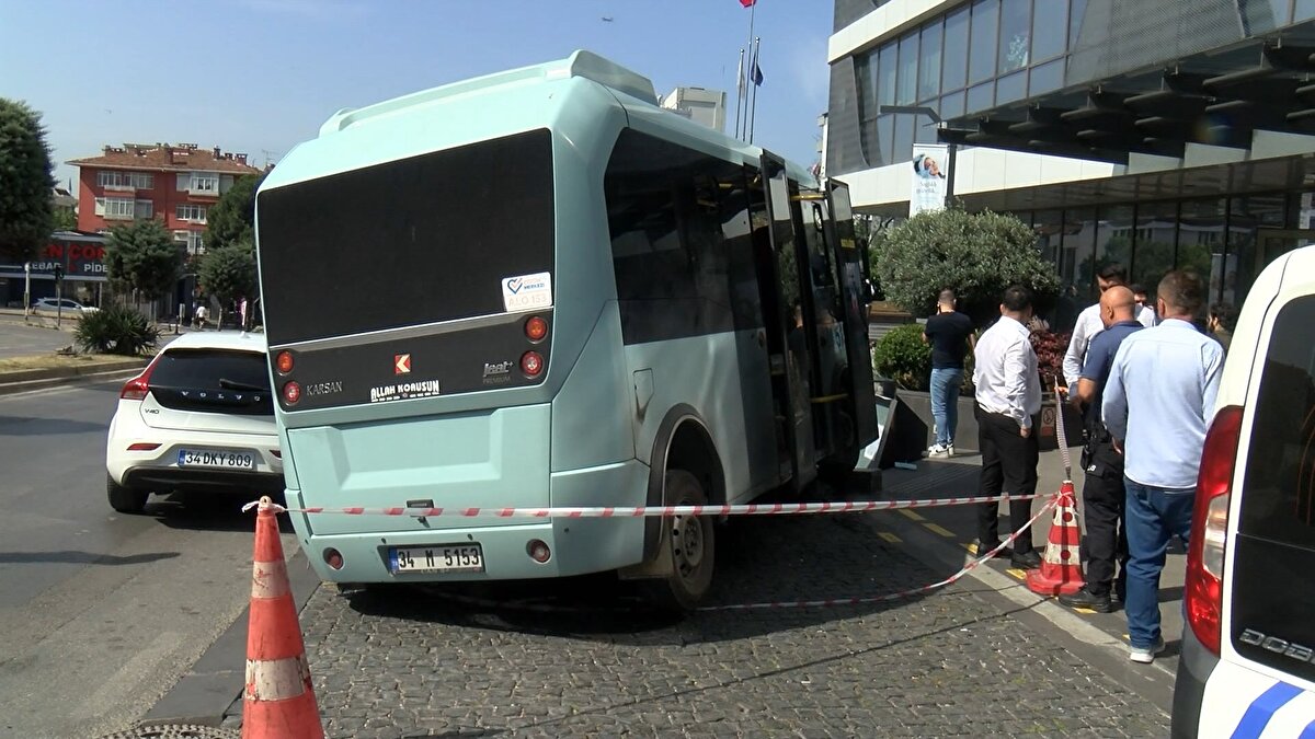 İhbar üzerine olay yerine itfaiye, sağlık ve polis ekipleri sevk edildi. Hastanenin sağlık çalışanları ismi öğrenilemeyen yaralıyı tedavi ederken, polis ekipleri kaza yerine şerit çekerek çevrede önlem aldı. Kaza nedeniyle minibüs ile hastanenin aydınlatma direği ve panosu hasar gördü. Polis, kazayla ilgili inceleme başlattı.