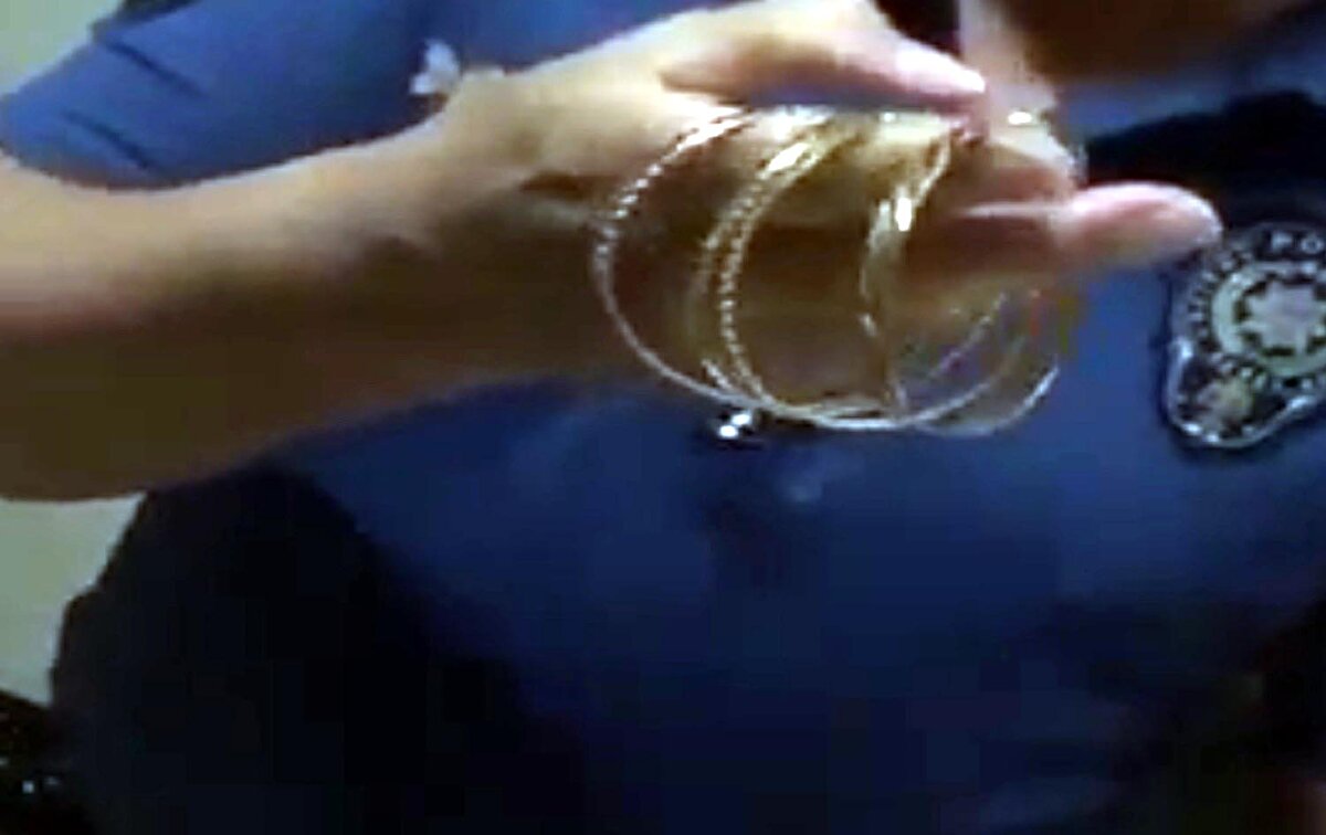 Darıca ilçesi Karabekir Mahallesi'nde dün Yusuf İreç, Sancaktepe Piknik ve Mesire Alanı'nda gezerken yerde kadın el çantası buldu.