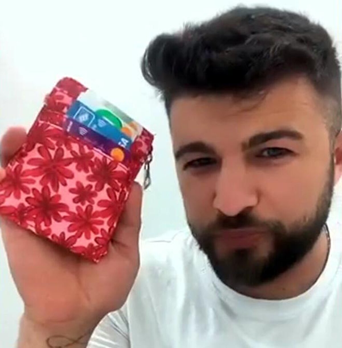 Ancak sonuç alamayınca İreç, polis merkezine giderek çantayı teslim etti. Yapılan çalışmayla çantanın sahibine ulaşıldı. Kadının eşi Yılmaz Esir polis merkezine gelerek çantayı teslim aldı. Esir, Yusuf İreç'e teşekkür etti.