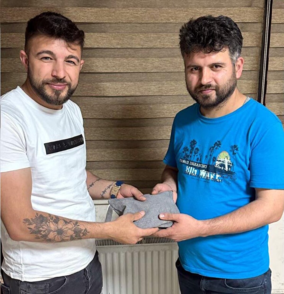 Yusuf İreç, “Defalarca içerisinde ziynet eşyası, para ve banka kartlarının bulunduğu çantanın bizde olduğunu yazıp iletişim kurmaya çalıştık ama bize bir türlü dönüş olmadı. Daha sonra sosyal medyadan çantayı da göstererek görüntü çekip paylaşımda bulunduk. Yine kimse aramayınca karakola giderek memur arkadaşlara konuyu anlattık. Onlar da yaptıkları araştırma sonrası çantanın sahibinin telefonunu tespit ettiler. Daha sonra karakola gelerek çantanın sahibinin eşi olduğunu söyleyen Yılmaz Esir isimli beyefendiye emanetlerini teslim ettik" dedi.