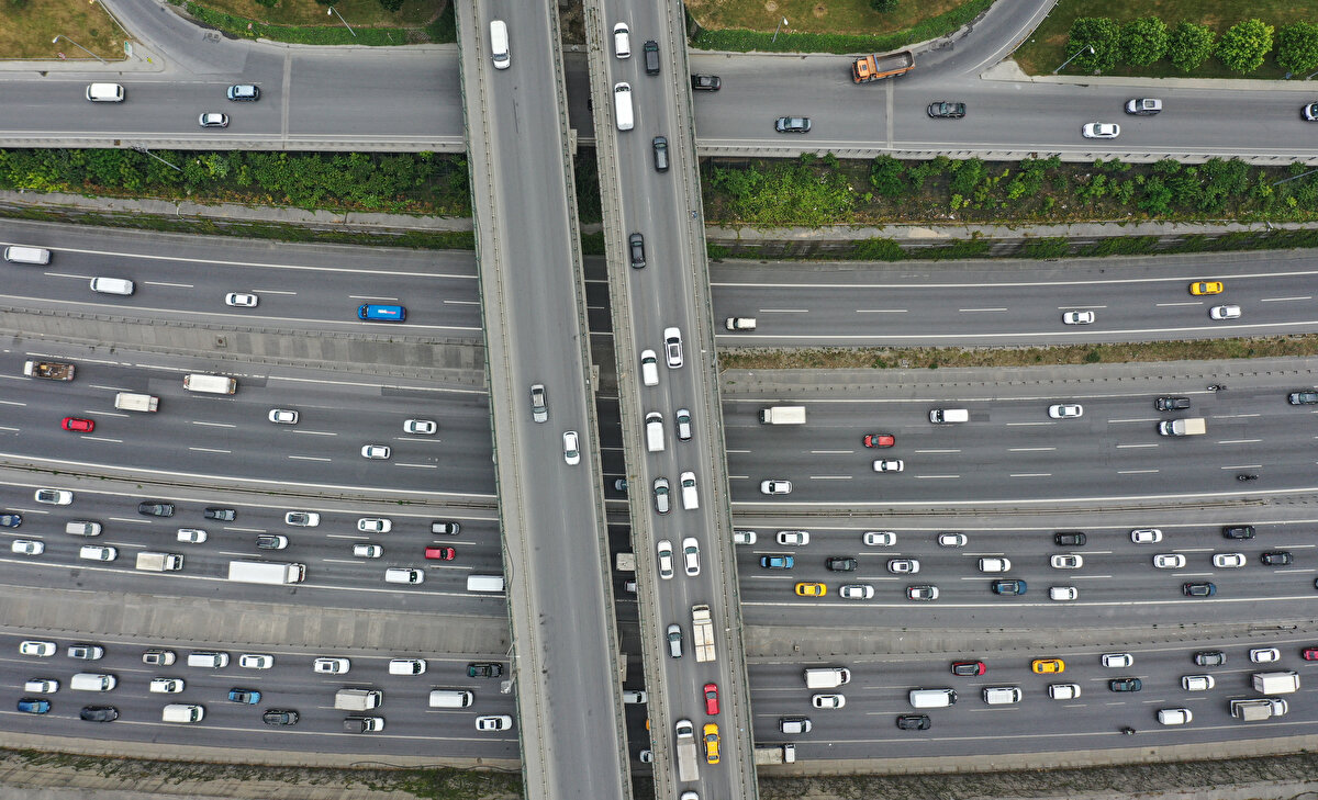 Anadolu Yakası'nda ise Çamlıca gişeler ile D-100 kara yolu Göztepe, Kozyatağı, Bostancı'da trafikte çift yönlü aksamalar görülüyor.<br><br>
