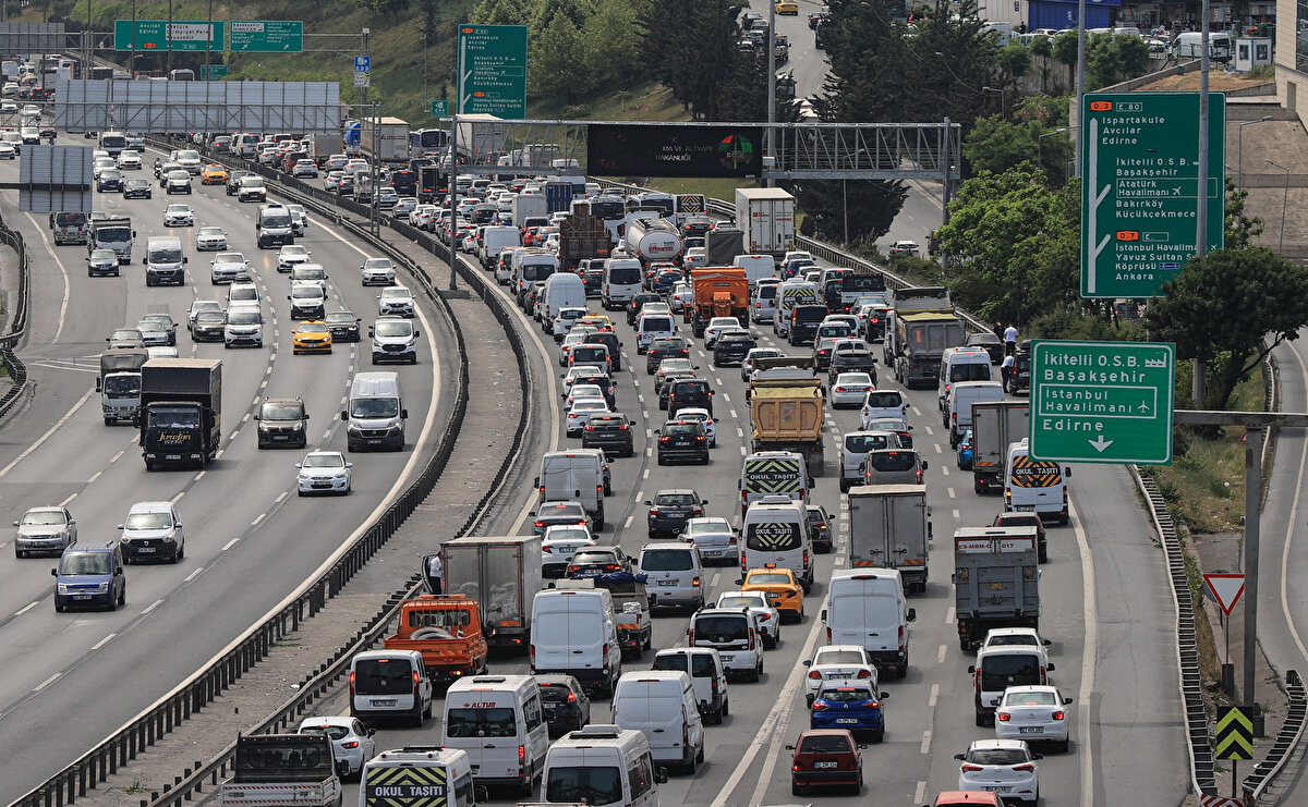 Çocuklarıyla memleketlerine veya tatil beldelerine gitmek üzere otogarlara gelen aileler, peronlarda yoğunluk oluşturdu.<br><br>