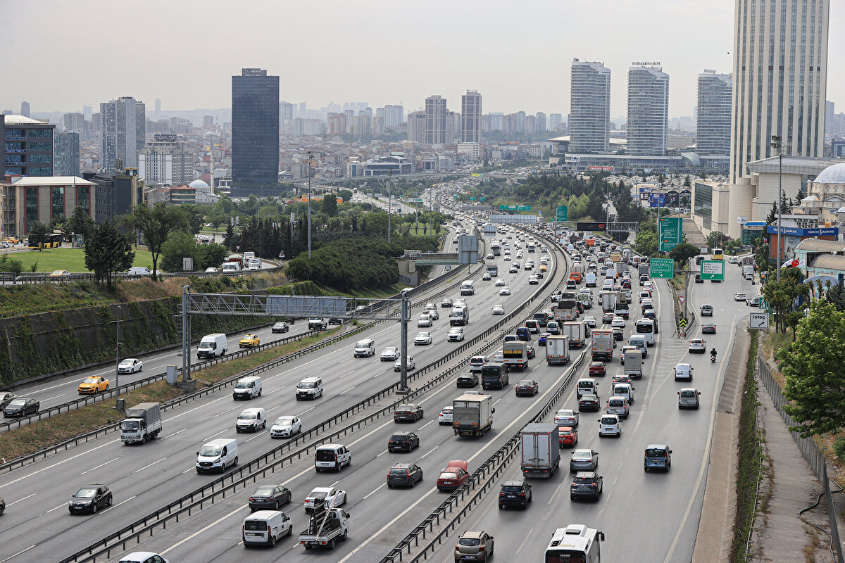 Avrupa Yakası'nda Mecidiyeköy'de D-100 kara yolunun 15 Temmuz Şehitler Köprüsü istikametinde, TEM Otoyolu'nun Edirne istikameti Mahmutbey mevkisi ve Haliç Köprüsü'nde trafikte yoğunluk yaşanıyor.<br><br>