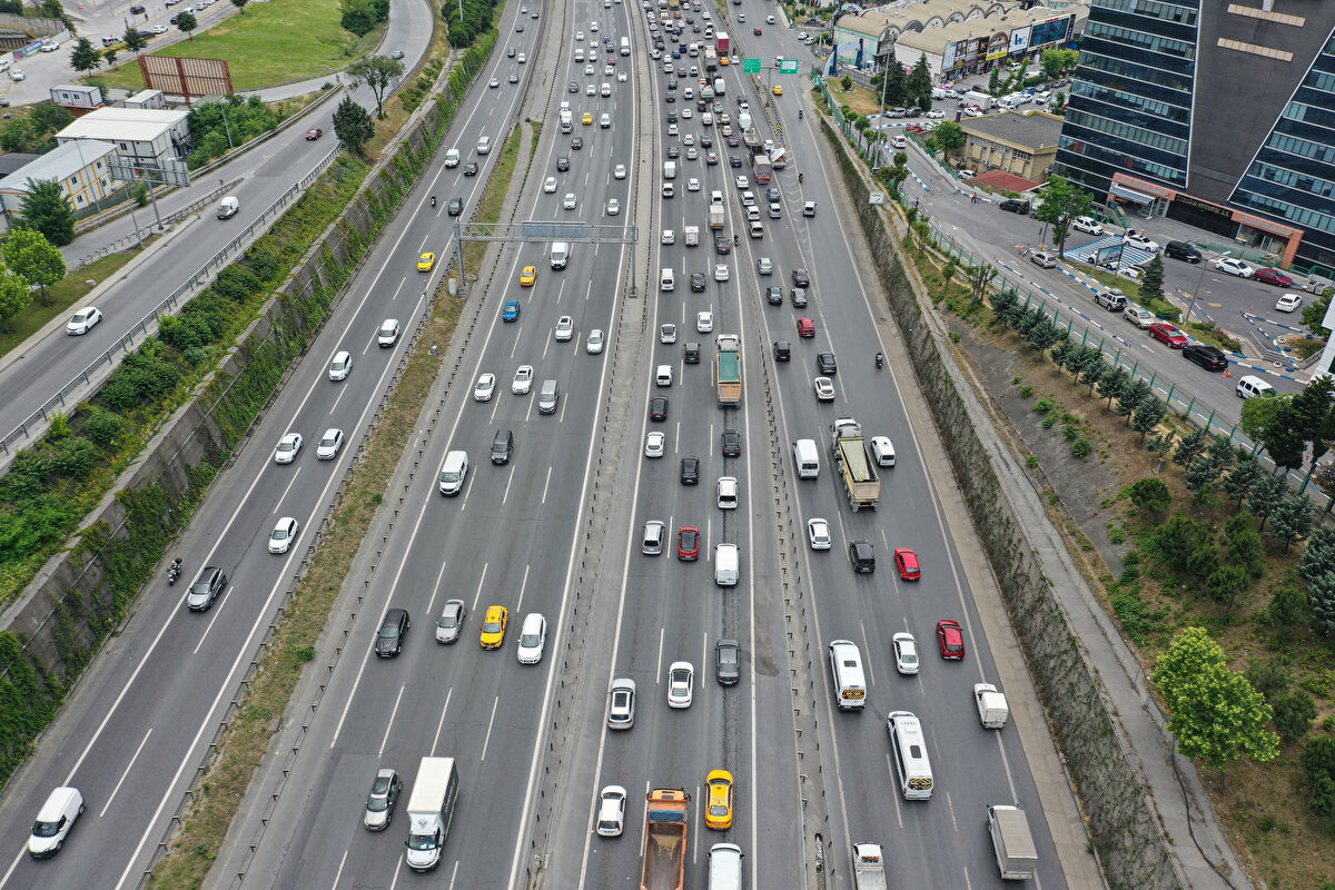 Vatandaşlardan Emrah Demirci, "Eşimi ve çocuklarımı memleketim Muş'a gönderiyorum. Karneyi almayı bekledik. Karnemizi aldıktan sonra ilk iş buraya gelmek oldu. Çok yoğunluk var, 15 gün önceden ayırttık biletleri." dedi.<br><br>