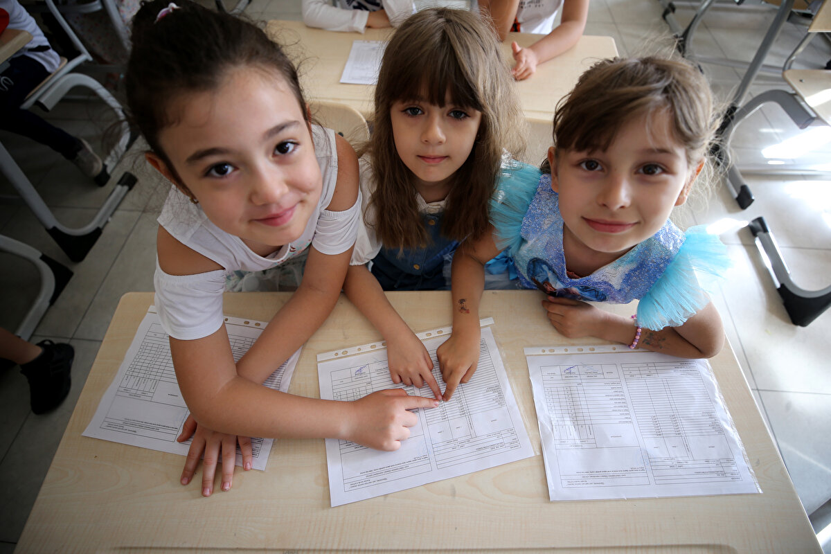 YKS HEYECANI BAŞLIYOR<br><br>Lise son sınıf öğrencileri ile mezunlar, 17-18 Haziran'da Yükseköğretim Kurumları Sınavı (YKS) heyecanını yaşayacak. YKS birinci oturum Temel Yeterlilik Testi (TYT) 17 Haziran'da, ikinci oturum Alan Yeterlilik Testleri (AYT) ve üçüncü oturum Yabancı Dil Testi (YDT) 18 Haziran'da yapılacak.