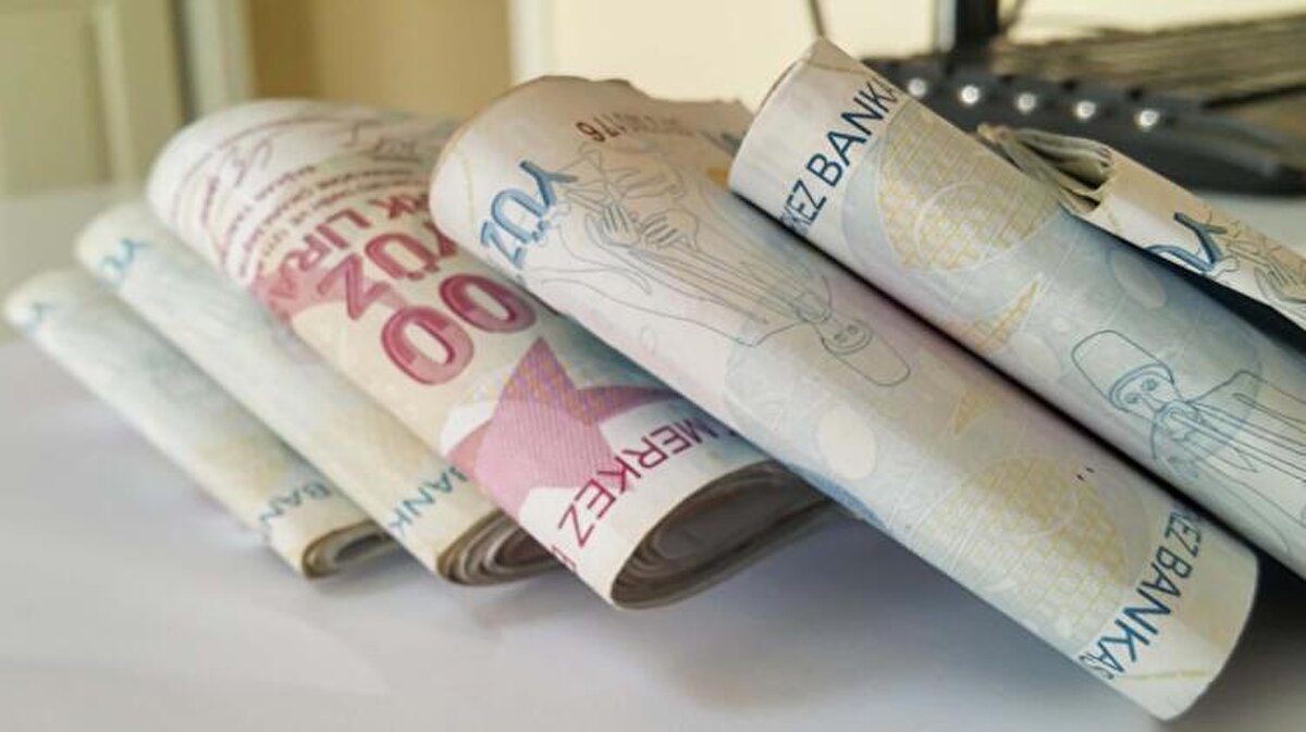 KAMUDA ÇALIŞAN İŞÇİLERE İKRAMİYE! TARİH BELLİ OLDU<br><br>Kamuda çalışan işçilere 2023 yılında verilecek ikramiyenin ilk yarısı 23 Haziran’da, ikinci yarısı ise 18 Aralık’ta ödenecek. Kamuda çalışan işçilere ikramiye ödemesine ilişkin karar Cumhurbaşkanı kararı Resmi Gazete’nin bugünkü sayısında yayımlandı.