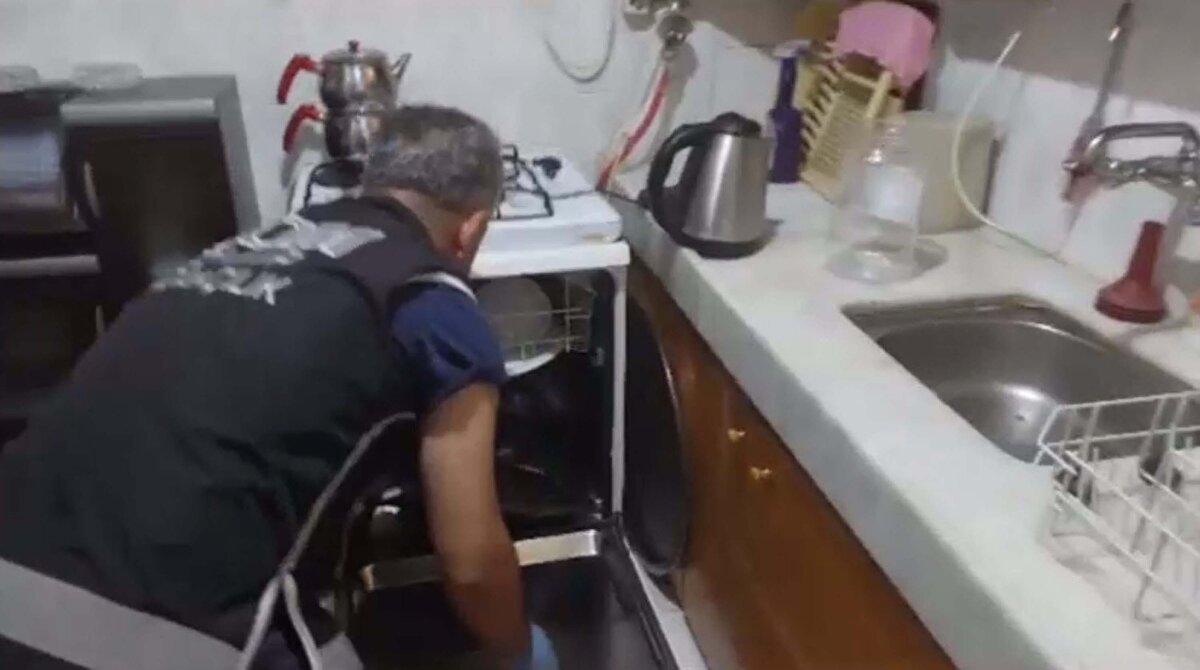 Evde yapılan aramada bulaşık makinesindeki bir tencerenin içine gizlenmiş kadın heykel başı bulundu.<br><br>