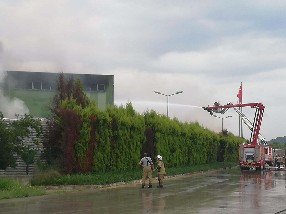 Fabrika yetkililerinin ihbarıyla, olay yerine jandarma, itfaiye ve sağlık ekipleri sevk edildi.<br>