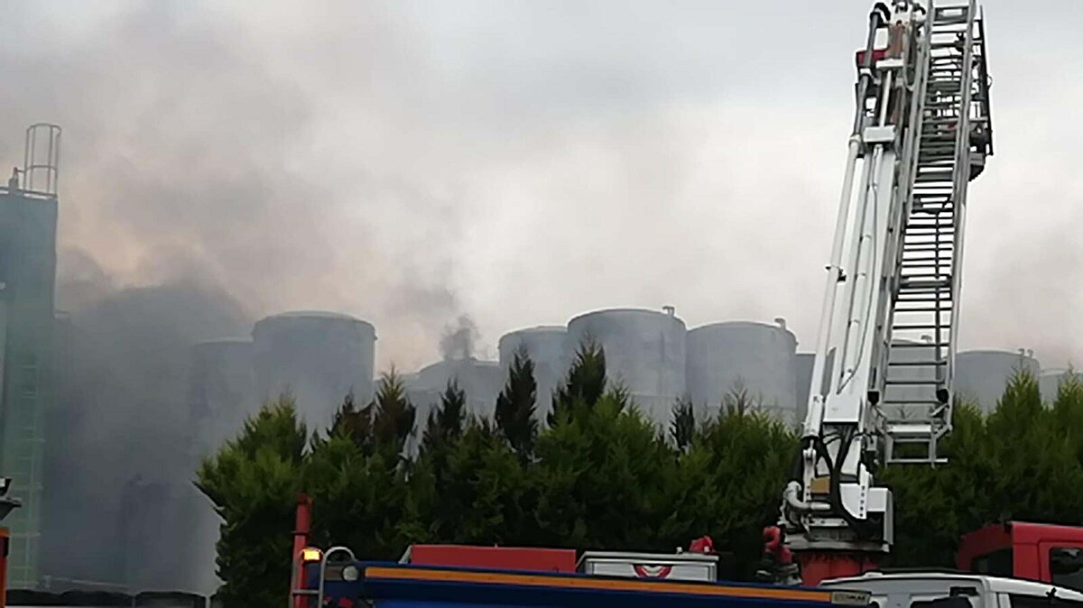 Fabrikanın depolama tankları ve trafosunun bulunduğu bölüme düşen yıldırım nedeniyle yangın çıktı.<br><br>