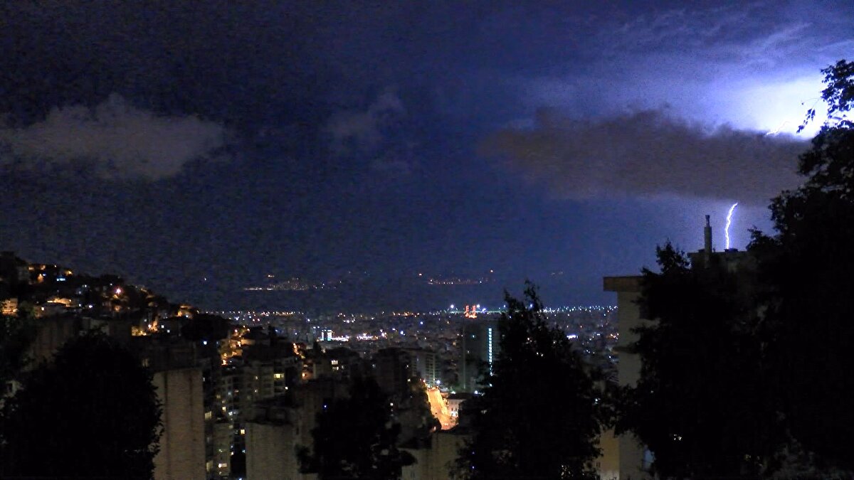 İstanbul'da beklenen yağış başlarken Sarayburnu sahilinde yıldırım ve şimşekler gökyüzünü aydınlattı.<br><br>