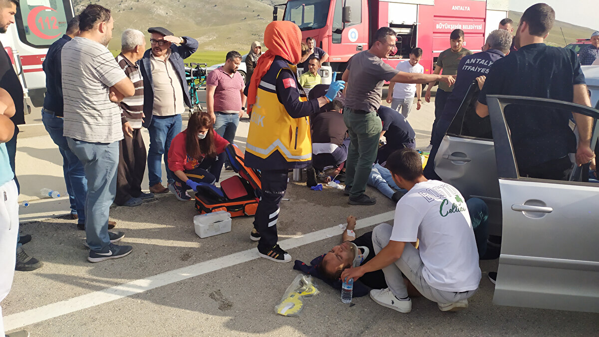 9 kişi ise Elmalı ve Korkuteli'deki hastanelere sevk edilerek tedaviye alındı. Sürücü Erhan Deniz, hastanedeki tedavisi sonrası jandarma tarafından gözaltına alındı.<br><br>