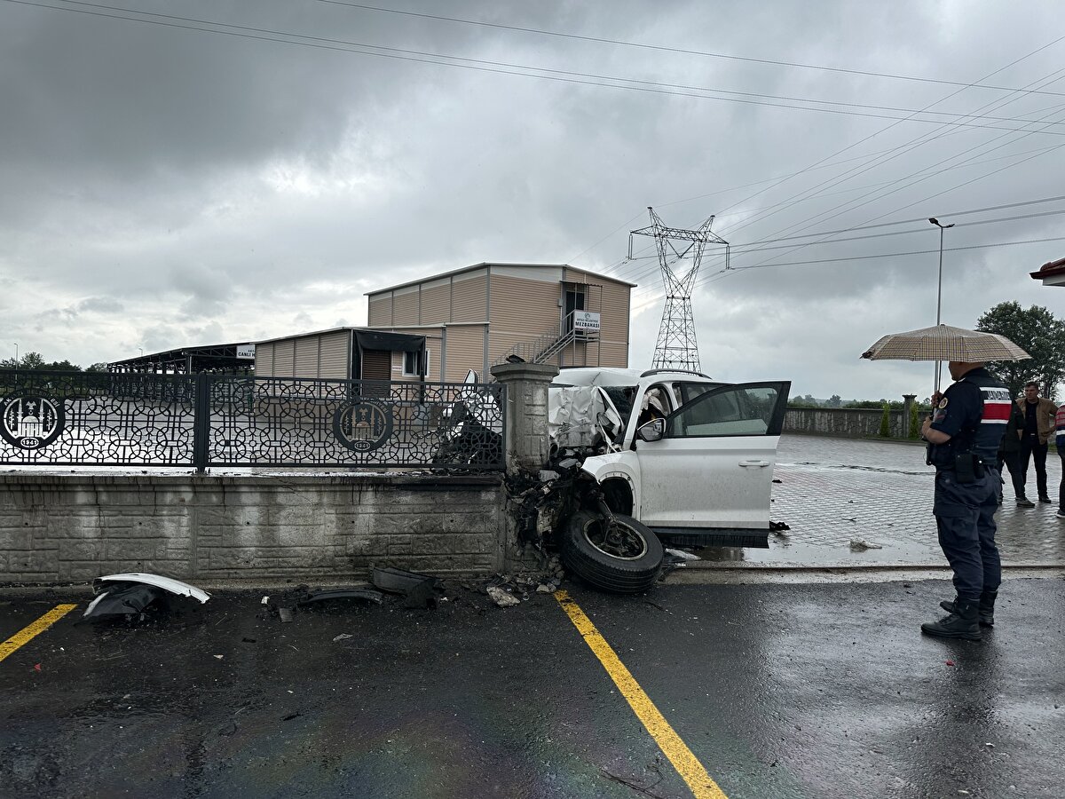 Baba hastanede yapılan tüm müdahaleye rağmen kurtarılamazken, kızı Sakarya Eğitim ve Araştırma Hastanesi'ne sevk edildi.