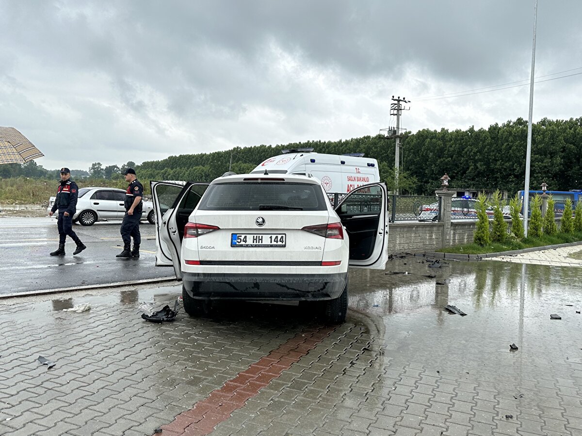 Ada Caddesi'nde seyreden Zafer K. (48) idaresindeki 54 HH 144 plakalı otomobil, Kızılcıkorman mevkisinde sağanak nedeniyle su birikintisinin oluştuğu yolda kontrolden çıkarak mezbaha ve canlı hayvan borsasının bahçe duvarına çarptı.