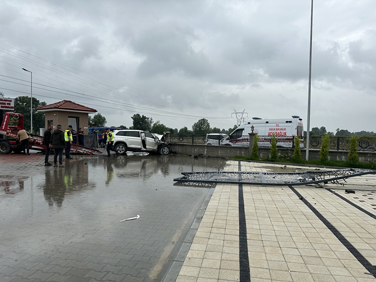 İhbar üzerine kaza yerine itfaiye, sağlık ve jandarma ekipleri sevk edildi.