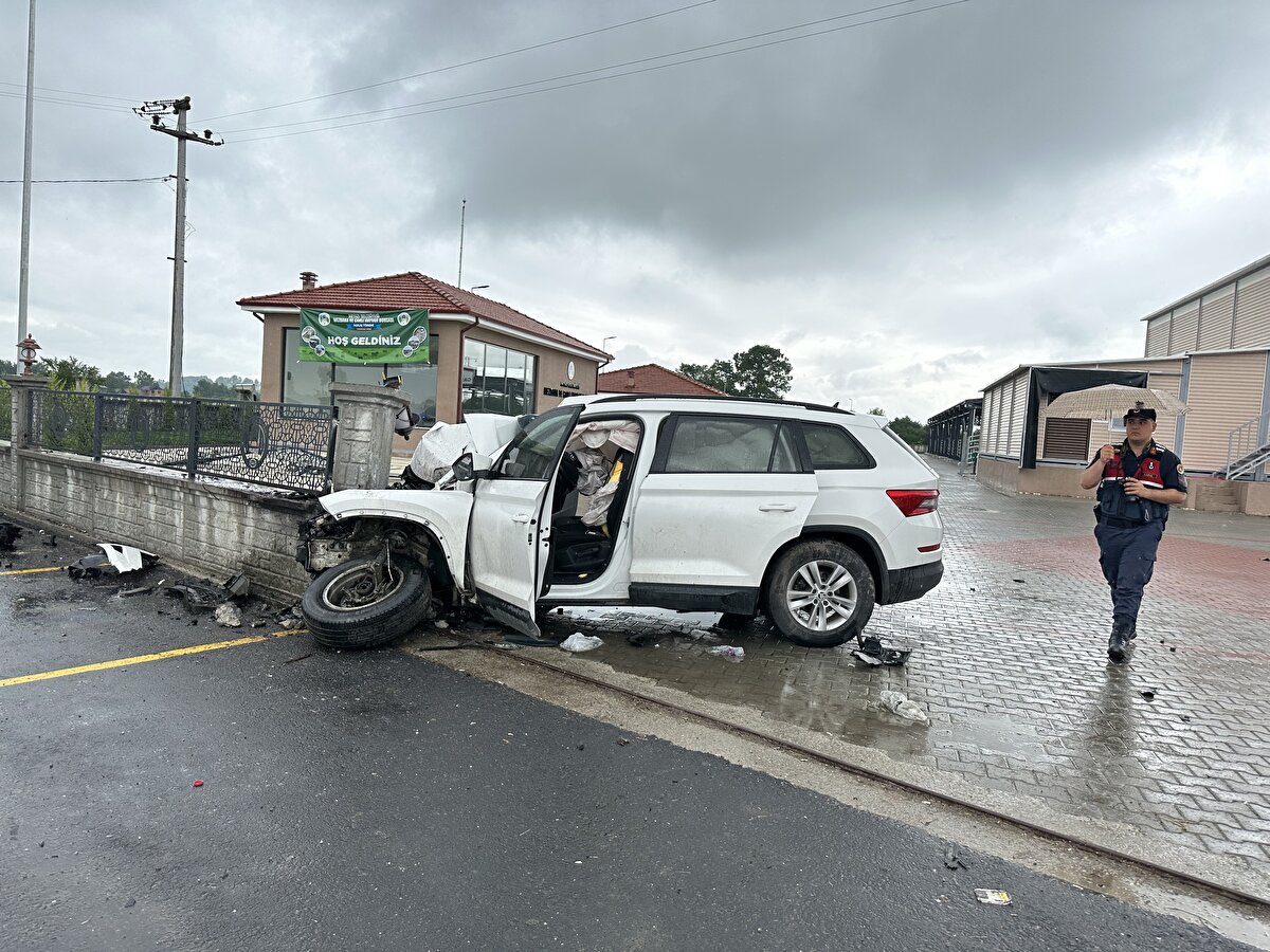 Kazada araç içerisinde sıkışan sürücü ve kızı E.N.K. (16) ağır yaralandı. Ekiplerce araçtan çıkarılan yaralılar, Akyazı İlçe Devlet Hastanesi'ne kaldırıldı.
