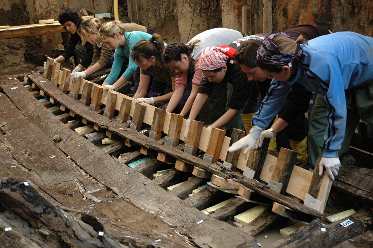 Karada yaşanan arkeolojik talanın su altında da devam ettiğini ifade eden Kocabaş, şöyle konuştu:<br><br>“Özellikle Akdeniz gibi sığ derinliklerde ellenmemiş, soyulmamış, üzerinden amforaları alınmamış batık bulmak neredeyse imkânsız. Karadaki define avcılığının devamı su altında da devam ediyor. İnsanlar buldukları arkeolojik kalıntıları kendi becerilerinin bir hediyesi olarak değerlendiriyor. Bu eserler insanların evlerinde, otel lobilerinde sergilendi. Dalışa yasak bölgeler ilan edilerek bu eserler korunmaya çalışılıyor. Ama bu tür yasakların define avcılarını engellemediğini de biliyoruz. Onun için daha başka çözümler bulmak gerekiyor. Özellikle sportif dalgıçlara bu kültür mirasının yerinden alınmaması gerektiğini anlatabilmemiz gerekiyor. Çünkü bir batığın günümüzle kuracağı son kanıtlar amforalardır. Genellikle amforaların altında atıklar olur. Bu nedenle amforalar toplandığı zaman o batıkları tekrar bulmak mümkün olmayabilir. Bu anlamda sadece yasaklamak yetmiyor. Bir eğitim kampanyası başlatmak gerekli diye düşünüyorum. Dalış merkezlerine çeşitli sorumluluklar vererek insanları uzak tutmak yerine bilfiil bu işin içinde yer alarak katılımlarını sağlamak gerekiyor."