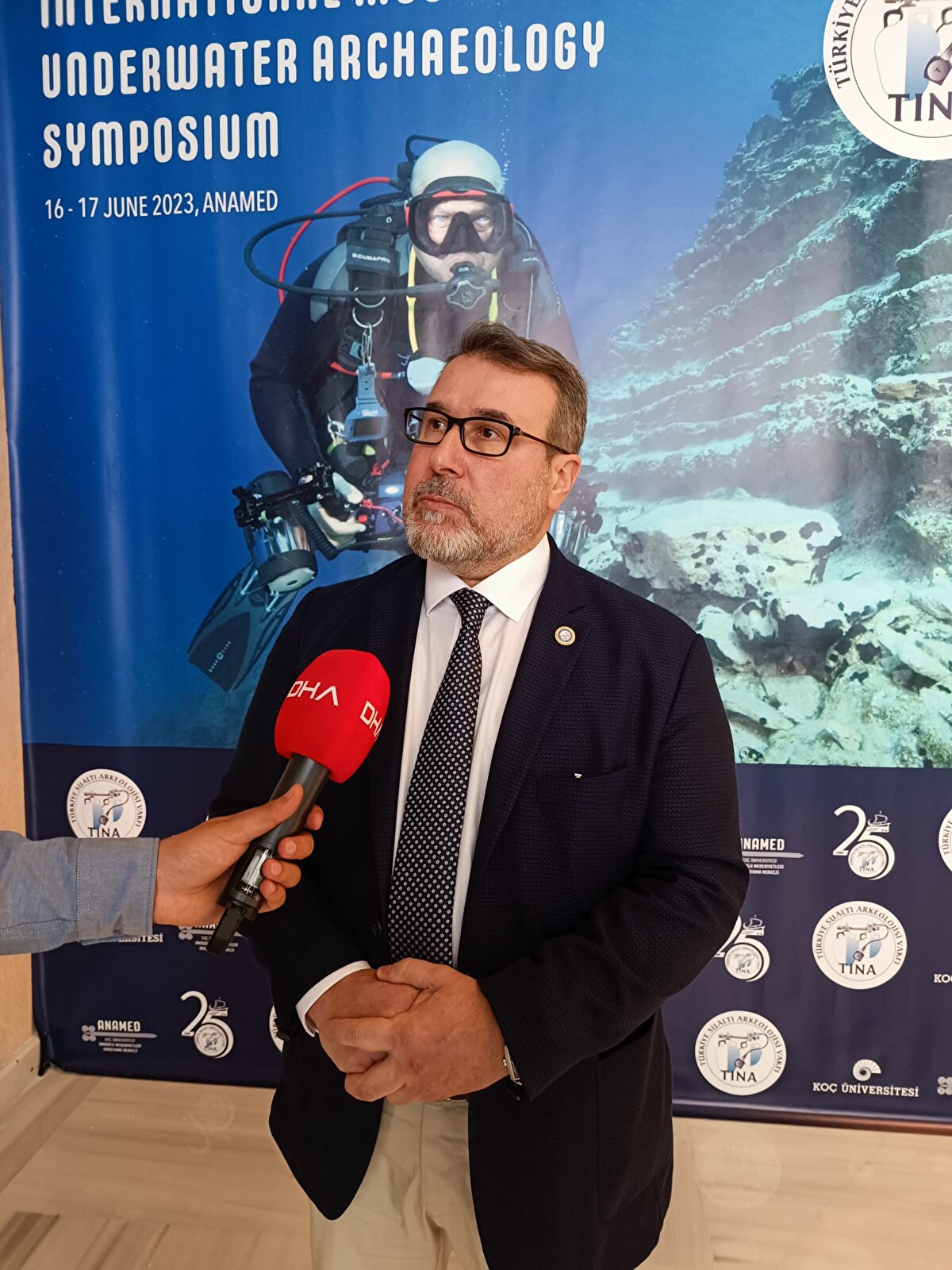 “Arkeoloji biliminde Efes, Troya gibi yüz yılı aşkın süredir devam eden sistematik kazılar vardır. Bir de mecburiyetten dolayı yapılan kurtarma kazıları vardır. İkisinin dinamiği birbirinden farklıdır. Yenikapı da bir kurtarma kazısıydı. İstanbul Arkeoloji Müzeleri tarafından metro ve Marmaray projelerinin yapılacağı alanda gerçekleştirildi. Kurtarma kazıları çok hızlıdır, 1-2 yıl boyunca devam eder. 9 yıl süren bir kurtarma kazısı olmaz. Yenikapı'da kazılar 9 yıl devam etti ve bu anlamda sistematik bir kazı olarak gerçekleştirildi. Yenikapı'da batıklardan sorumlu bir bilim insanı olarak o dönemde yapmak isteyip de yapamadığım hiçbir şey olmadı. 2013 yılında biten kazı çalışmaları sonrası 10 yıldır süren bir konservasyon süreci var."