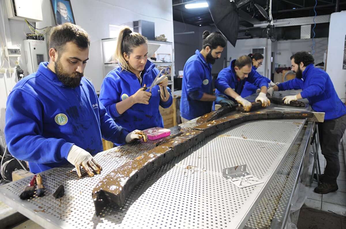 Anadolu coğrafyasında su altı yüzey araştırmalarının 1960'larda başladığını belirten Kocabaş, “Dünyadaki ilk bilimsel su altı arkeoloji kazısı Anadolu kıyılarında gerçekleştirildi. Su altı arkeolojisinin babası olarak isimlendirilen ve geçtiğimiz yılarda kaybettiğimiz Amerikalı arkeolog Prof. Dr. George Bass tarafından 1960'larda Gelidonya Batığı'nın kazısıyla başladı. Bu bilimsel çalışmalar günümüze kadar devam etti. Hatta bu anlamda dünyanın en büyük batık gemi repertuvarını bize sunan Yenikapı batıkları, zincirin son halkasını oluşturuyor. 1960'larda kültür mirasının bulunmasına yönelik başlayan su altı yüzey araştırmaları ve kazıları günümüzde de aktif bir şekilde devam ediyor. Bulunan bütün batıklar ulusal veri tabanında kayıt altına alınıyor. Araştırma yapılmayan yerler eskiden dalışa yasak bölgelerdi ve sportif dalışlara yasaktı. Ama bu araştırmalar tamamlandıkça ve kültür envanteri çıkarıldıkça bu bölgeler de peyderpey dalış turizmine açılıyor" dedi.