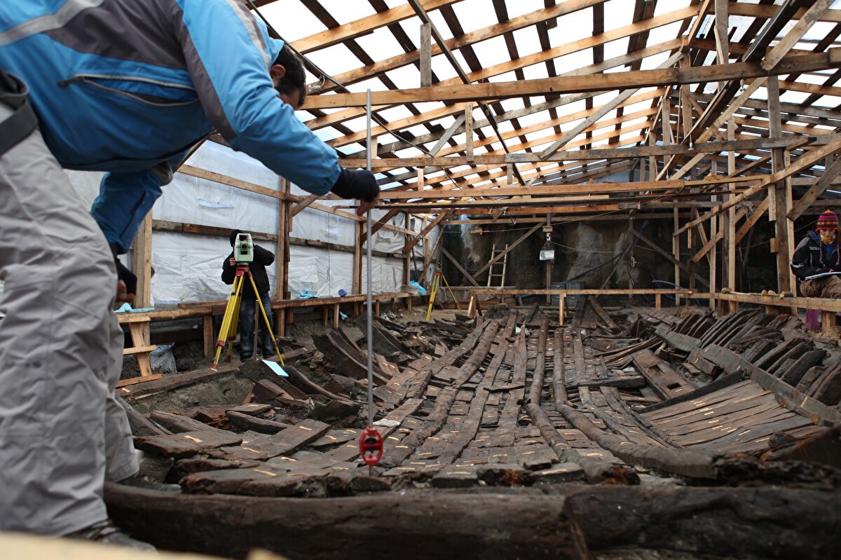 Batık sayısının çok fazla olması sebebiyle eserlerin konservasyon sürecinin uzun bir prosedür gerektirdiğini sözlerine ekleyen Prof. Dr. Kocabaş, “Batıklarda çok sayıda suya doymuş ahşap bulunuyor. Bunlar suyu dokularına çekmiş ve bozulmuş durumdalar. Bu süreçte kimyasal maddelerin bu eserler içine yavaş yavaş emdirilmesi gerekiyor. Eserleri kurutabilmek için de ileri teknolojik cihazlar kullanıyoruz. Batık sayısı çok fazla olduğu ve uzun bir prosedür olduğu için bu işlemler devam ediyor. Ama bizim önümüzü müze projesinin hayata geçirilmesi açacak. Bir müze veya çok iyi bir depo kurulmadığı için yeni batıklara geçemiyoruz. Bu anlamda iş akışımızda bir kırılma var. Eserlerin korunabilmesi adına müzenin muhakkak kurulması gerekiyor" diye konuştu.