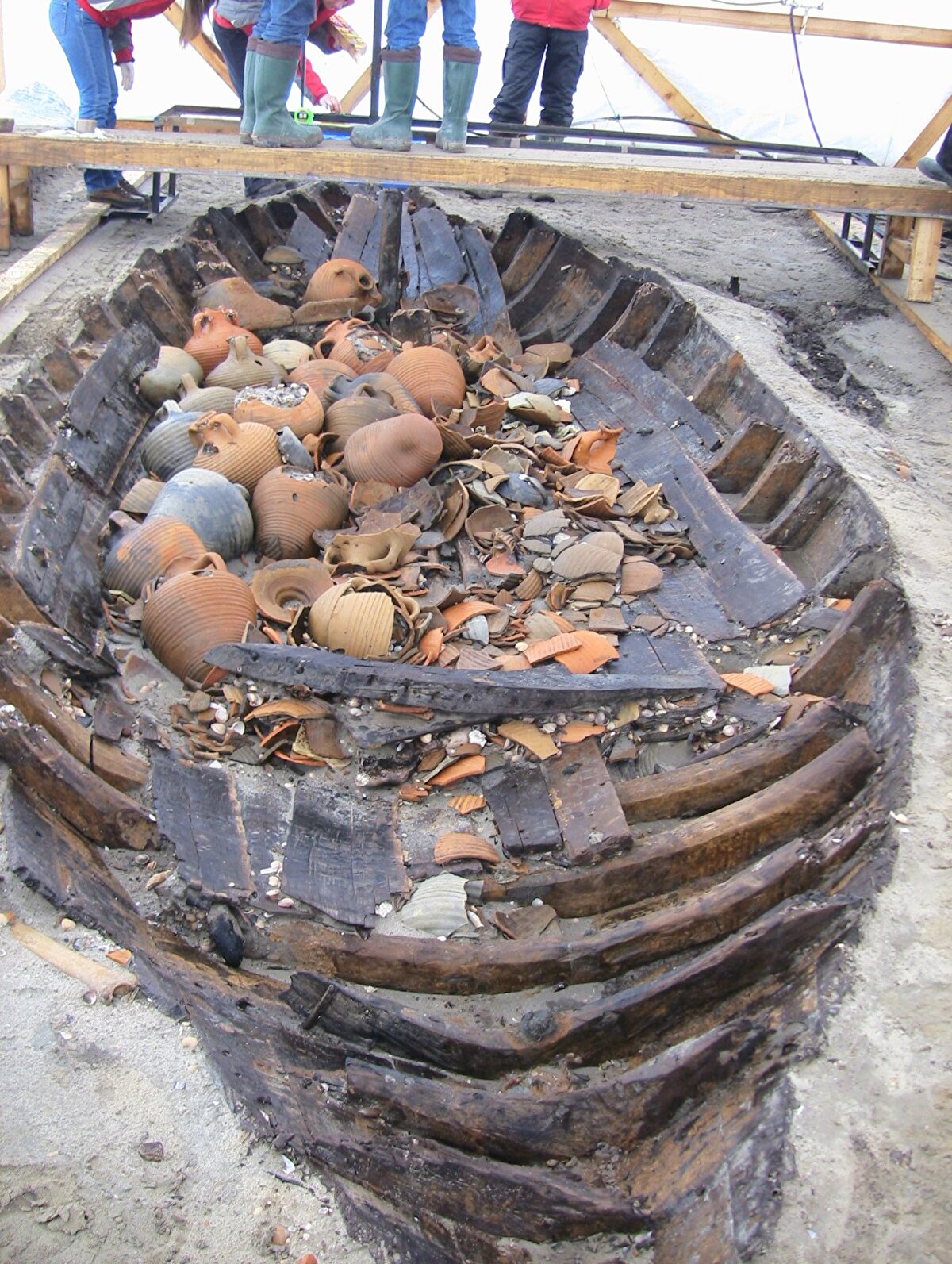 İstanbul'un dünya başkenti olduğu 2010 yılında Yenikapı Marmaray ve metro istasyonlarının olduğu bölgede müze kurulmasına yönelik bir proje belirlendiğini hatırlatan Prof. Dr. Ufuk Kocabaş, “Dönemin Belediye Başkanı Kadir Topbaş, müze istasyon projesi için uluslararası bir yarışma düzenlemişti. Bu yarışmada çeşitli projeler sunuldu ve sonucunda Yenikapı'da Marmaray ve metro istasyonlarının olduğu bölgede müze kurulması için bir proje seçilmişti. Kurul süreçleri tamamlandıktan sonra 2015'te bunun hayata geçirilmesine yönelik ihaleler yapılacaktı. Ama o günden bugüne maalesef bir müze kurulamadı. Şu anda da böyle bir hazırlık olduğuna şahit değilim. On binlerce İstanbullu aslında tarihi bir dokunun içinde her gün yolculuk yapıyor" dedi.