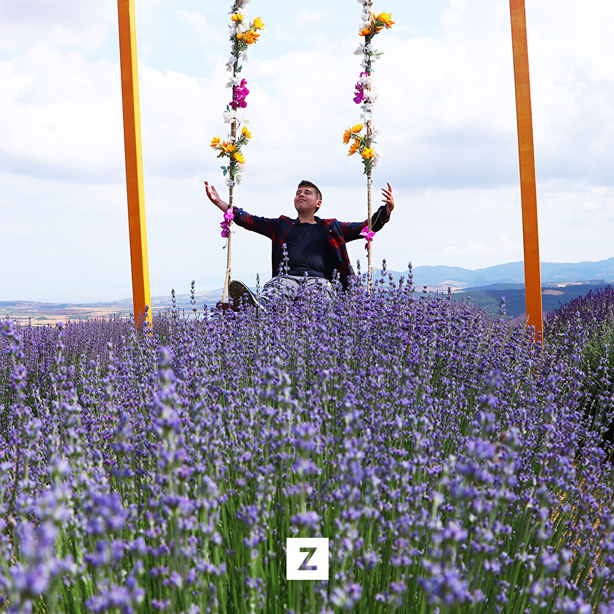 Tarlalarda, ziyaretçilerin fotoğraf çektirmeleri için balon, bisiklet, traktör, bank ve eski ahşap kapılardan dekorlar oluşturulduğunu ifade eden Hacıoğlu, "Kentte lavanta ekimi son yıllarda arttı.