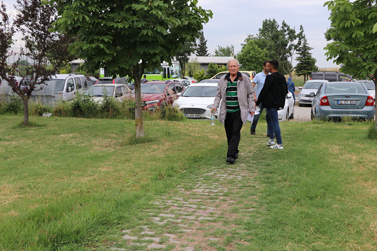 Edirne'de hurdacılık yaparak ailesini geçindiren Kılıç, 2016 yılında kazandığı Trakya Üniversitesi (TÜ) Tarih Bölümünü 3 yılda bitirme başarısı gösterdi.<br><br>Mezun olduktan sonra okumalarına ve araştırmalarına devam eden Kılıç, aynı üniversitenin arkeoloji bölümüne girmek için yıl boyunca Millet Kıraathanesi'nde sınav hazırlığı yaptı.