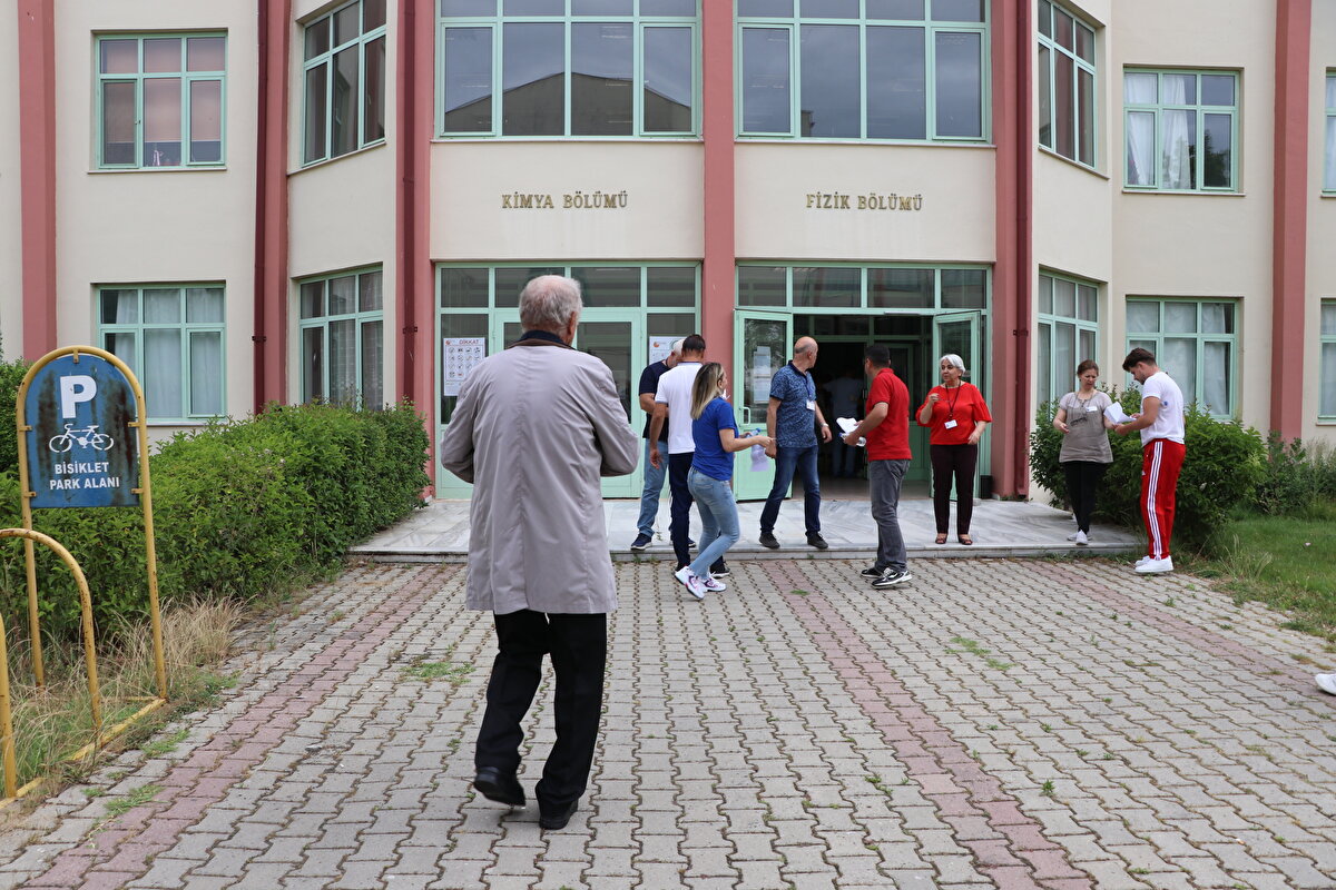 Okumanın yaşı olmadığını anlatan Kılıç, şunları kaydetti: "Osmanlıca yazılmış kitapları okuyup çevirisini yapıyorum. Edirne'nin tarihine yönelik araştırmalarım devam ediyor. Osmanlı döneminde Edirne'de yayımlanan gazeteler ve tarih belgeleri inceliyorum. Aynı zamanda kendi köyümle ilgili 136 yıl önce yapılan bir para yardım belgesini araştırdım ve o zamanlar bir askeri bina yapıldığını tespit ettim. Edirne'de çeşitli kütüphanelerim araştırma devam ediyorum. Önceki zamanlarda beni görenler şaşırıyordu. Benim başarımı görünce herkes beni takdir etti. Gençlere örnek oluyorum. Gençler herhangi bir durum nedeniyle okullarını bırakmak zorunda kalsalar da ellerine geçirdikleri ilk fırsatta okumaya devam etsinler."