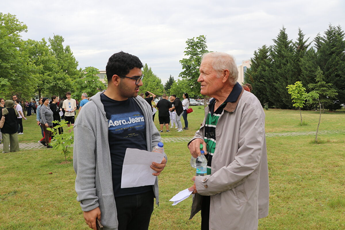 Kentte "Bilge Amca" olarak bilinen, okuma aşkıyla herkese örnek olan Kılıç, YKS'nin ilk oturumuna Trakya Üniversitesi Balkan Yerleşkesi'nde girdi.<br><br>Sınav öncesi gençlerle sohbet eden Kılıç, adaylara eğitim hayatlarında başarı diledi.<br><br>Kılıç, AA muhabirine, arkeoloji bölümünü kazanarak üniversite hayatını devam ettirmek istediğini söyledi.<br>