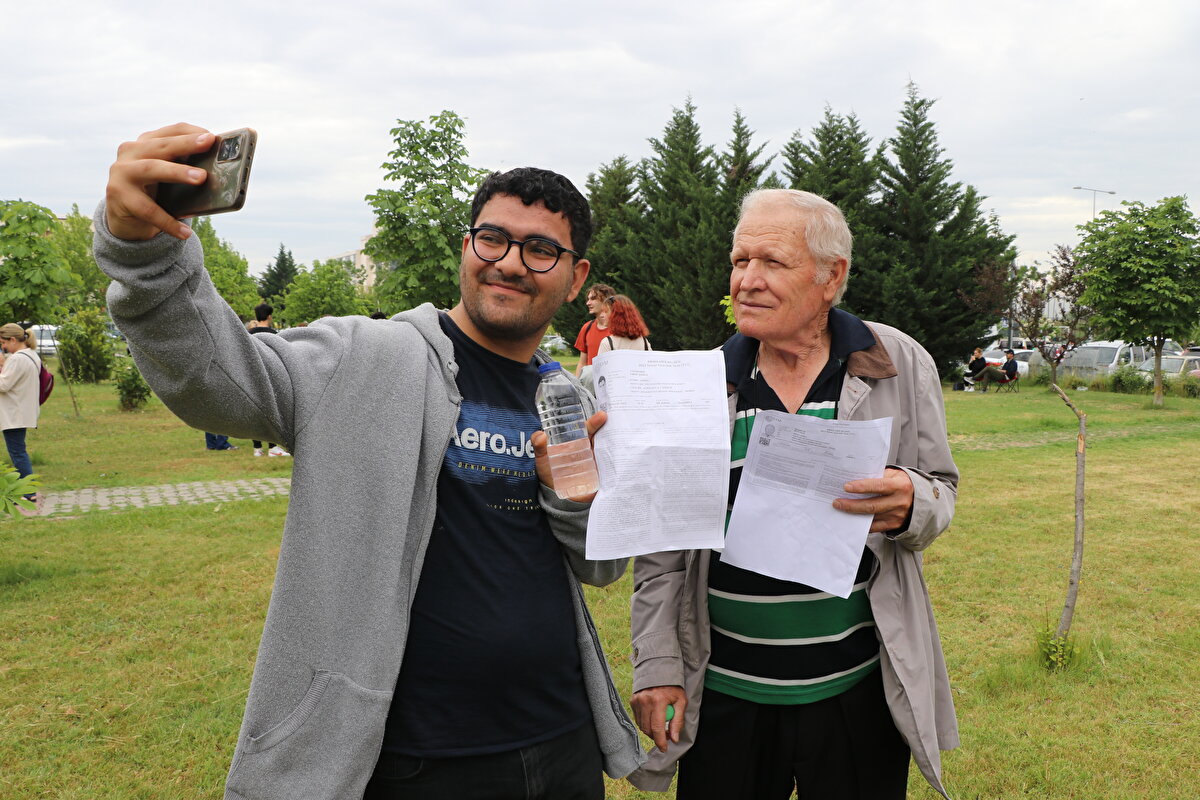 Gençlik yıllarında memuriyet hayatı nedeniyle kazandığı okullara gidemediğini belirten Kılıç, üniversite hayalini emekli olduktan sonra gerçekleştirdiğini dile getirdi.<br><br>İlk olarak 2016 yılında tarih bölümüne girdiğini ifade eden Kılıç, "Açık öğretimden tarih bölümü okuduğum için 3 yılda mezun olma başarısı gösterdim. Araştırmalarıma devam ediyorum ve bunun için arkeoloji bölümünü de okumak istiyorum. Bu sene tekrar sınava hazırlandım. Sabah saatlerinde sınav için son hazırlıklarımı yaparak okula geldim. Hedefim arkeoloji bölümünü kazanarak arkeolog olmak." dedi.