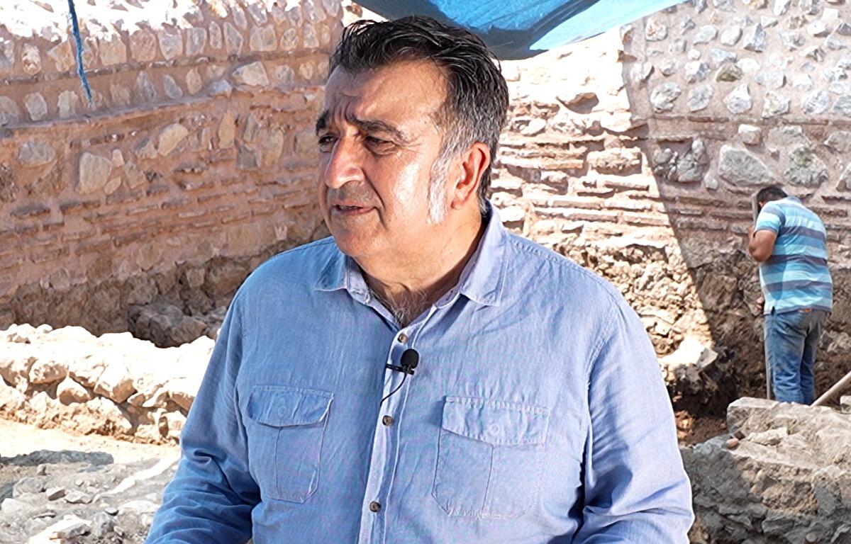 'Defnedilenler halktan insanlar'<br>Mezar geleneklerine bakıldığında bu alanda defnedilenlerin, 'orta direk' diye tabir edilebilecek sıradan halk olduğunu belirten Şahin, definecilere de uyarıda bulunarak "Bu mezarlar, bizim 'çatkı mezar' dediğimiz iki tane içbükey kiremidin birleştirilerek oluşturulduğu mezarlar. Herhangi bir gayret, herhangi bir işçilik, herhangi bir maliyet yok bunlarda. Yani sıradan definler. Burada bir mesaj da vereyim. Bu tür mezarlarda hiçbir şekilde define olmaz. Ne Hıristiyanlar, ne Müslümanlar, ölülerini defnederken yanlarına değerli eşya bırakmazlar. Onun için yani bu mezarları gördükleri zaman işte altınlar, şunlar, bunlar kimse hayal etmesin. Boşu boşuna mezarlarda yatanları rahatsız etmesinler" ifadelerini kullandı.