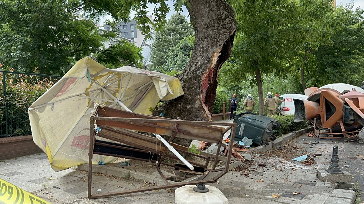 "CANA GELECEĞİNE MALA GELSİN"<br>Otomobili hasar gören Orhan Polat, “Kapıcı haber verdi aşağı inip baktığımda kaza olmuştu. Beton mikseri devrilmiş. Zincirleme kaza olmuş. 3-4 araca çarpmış. İnsanlar buradan devamlı geçiyorlar. Allahtan insanlara zarar gelmemiş. Cana geleceğine mala gelsin. Aracı servisten yeni getirmiştim. Şimdi yine servise götüreceğiz. Aracı satacaktık. Yeni kaskosu bitmişti" diye konuştu. Beton mikserinin kaldırılması çalışması sürüyor." şekilde konuştu.