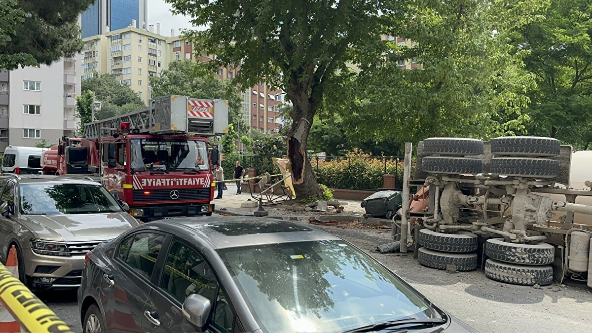 Polis olay yerine güvenlik şeridi çekerken sokak araç trafiğine kapandı. Sokağın girişinde bulunan ve her gün 09.00 sıralarında açılan seyyar satıcı tezgâhının kaza sırasında açık olmaması olası bir faciayı önledi.