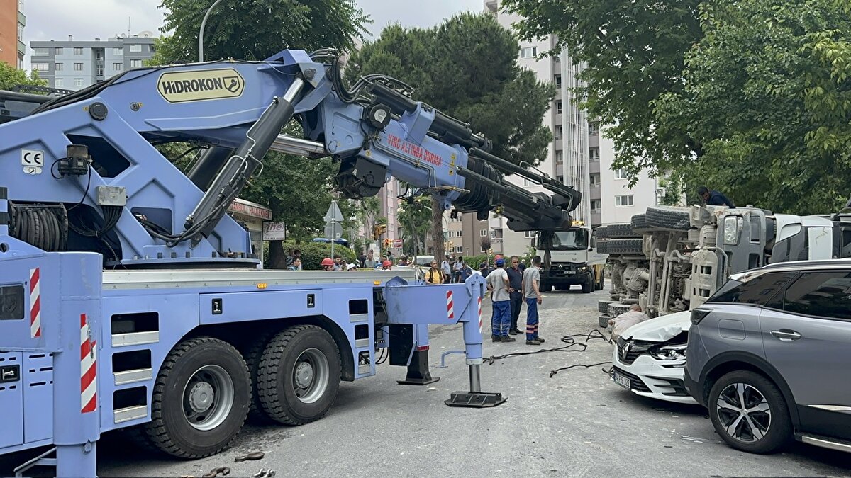 İddiaya göre, Ramazan Ş.'nin kullandığı 34 AH 5870 plakalı beton mikseri Bayar Caddesi'nden Şakacı sokağa hızla girdiği sırada sürücüsünün kontrolünden çıkarak seyyar satıcı tezgahına çarptı.