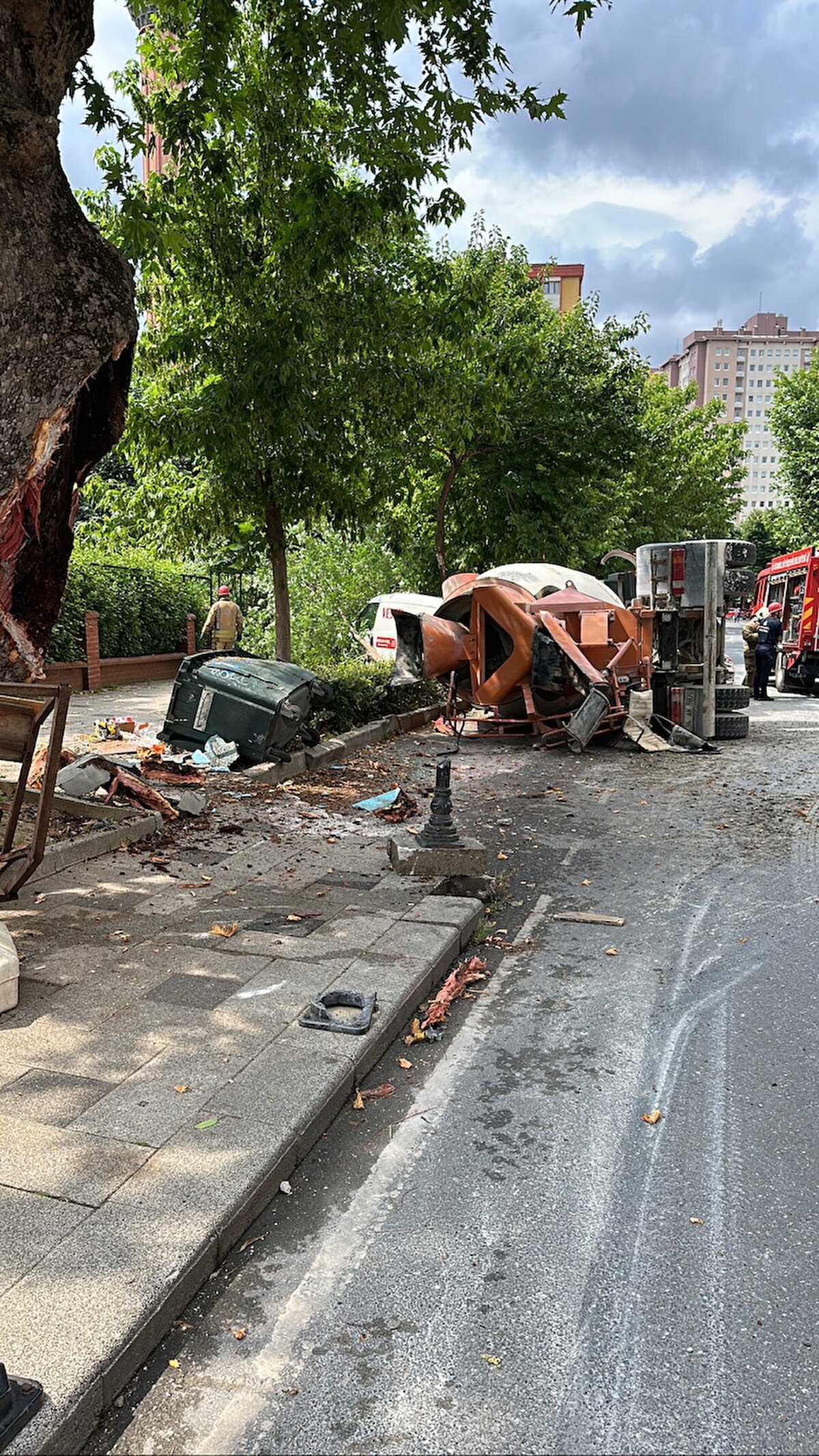Kazada 4 araç ve seyyar satıcı tezgahı zarar gördü. İhbar üzerine olay yerine polis ve itfaiye ekipleri sevk edildi.