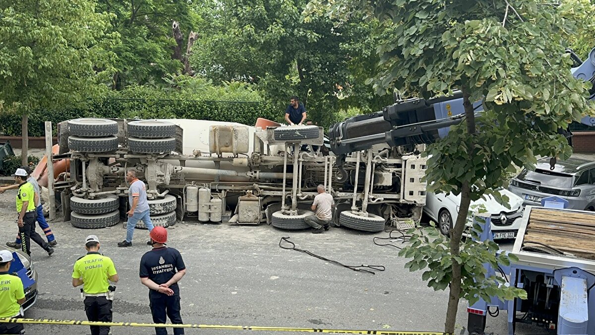 Duramayan beton mikseri park halindeki araçların üzerine devrildi. Kazada hafif yaralanan sürücünün kendi imkânlarıyla beton mikserinden çıkarak çevrede bulunan bir hastaneye gittiği öğrenildi.