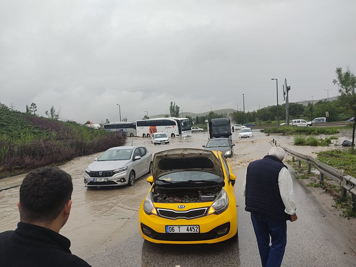 2 otomobil, iş makineleri ile çekilerek su birikintisinden çıkarıldı. Suyun tahliyesi için de çalışma başlatıldı. Yaklaşık 1 saat süren çalışmayla su tahliye edilerek, yol ulaşıma açıldı.